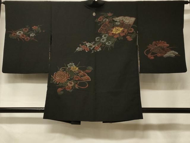 ■■■　サイズ　■■■ 身丈 83cm（肩から） 裄丈 65cm 袖丈 52cm　縫込み 10.5cm 袖幅 32.5cm 前幅 18cm 後幅 30.5cm 裄 お袖側 約1cm　身頃側 約1.5cm ■■■　商品詳細　■■■ 【正絹・一つ紋】 状態は接写画像のように左袖前・羽裏に薄い汚れがございますが その他特に目立ったシミ汚れなどもなく大変良い状態です。 大変上質な逸品になります。 お安く出品致しますので、是非この機会にいかがでしょうか？ ■■■　注意事項　■■■ ■モニター発色の具合により色合いが異なる場合がございます。 ■寸法は多少の誤差が生じる場合がございますのでご了承ください。 ■縫込みの長さが左右非対称の場合は短い部分を記載しております。 左右非対称であってもご返品・お値引き等の保証は出来かねますので、ご了承の上ご購入をお願い致します。 ■シミ等のチェックには注意を払っておりますが、見落としがある場合もございますし、個人の見解も様々ですので神経質な方のご購入はお控えください。 ■箪笥に入っておりました着物や帯なので畳みシワや匂いがあるものもございます。 ■お休みは基本的に土日祝となりますが、その他臨時でお休みする場合がございますのでご了承ください。 ■商品の発送は平日のみの発送となります。 ■夜間と土曜、日曜日はお問い合わせの回答が遅れる場合がございます。 ■当店では、お直し、紋入れ、お手入れ等は承っておりません。 ■生地の状態（ヤケ、経年劣化等）によってはサイズ直しが出来ない場合がございます。 その点もどうかご了承のうえ、ご購入をお願いいたします。 ■弊社で取り扱う商品は一点ものにつき、時期や在庫状況に応じて金額が変更となる場合がございます。 ■検針は行っておりません。予めご了承いただきますようお願いいたします。 ■【洗える着物】と記載のある商品におきましては、商品お届け後に洗濯を行ってしまってからのご返品にはご対応しかねます。 念の為、専門店でのお手入れをお願いいたします。 ■着物のサイズ目安は下記を参考ください↓ ＜女性着物＞　お端折り次第で＋5cm　−1cmが着用可能サイズ 　例）身丈170cmの場合、身長160cm〜175cm ＜男性着物＞　身丈＋約25cm〜27cm程が適応身長 　例）身丈155cmの場合、身長180〜182cm