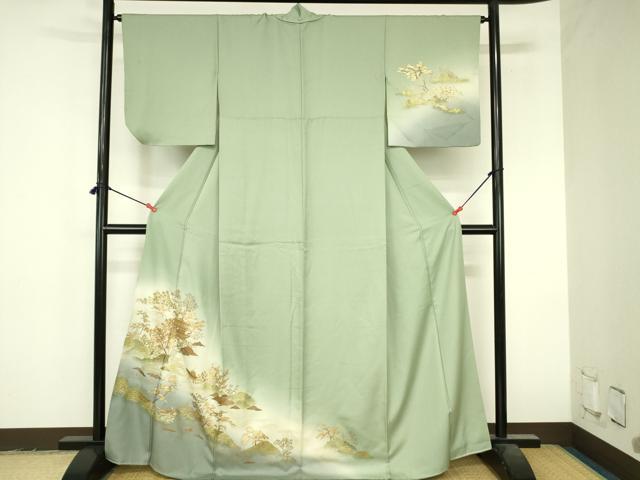 ■■■　サイズ　■■■ 身丈 166cm（肩から） 裄丈 64cm 袖丈 49cm　縫込み 2cm 袖幅 34cm 前幅 25cm 後幅 30cm 着物縫いこみ 内揚げ 4cm 裄 お袖側 約1cm　身頃側 約1cm ■■■　商品詳細　■■■ 【正絹】 状態は特に目立ったシミ汚れなどもなく大変良い状態です。 「螺鈿(らでん)」は、 貝殻の内側の真珠層を薄く切り出して、はめ込む手法です。 奈良時代に唐から螺鈿の技術が輸入されて以来、 真珠層が光線によって、青色やピンク色などの優しい光を放ち、 自然な非規則性が神秘的で日本人の心を惹きつけてきました。 丁寧に、精密に織り出された源氏物語・・・ 実に多彩な彩りは、螺鈿のみ表現できる美しさ 織り螺鈿金細工の染などでは表現できない、 貝殻の持つ自然な光沢がとても美しく、優雅さと華やかさを添えます。 大変上質な逸品になります。 お安く出品致しますので、是非この機会にいかがでしょうか？ ■■■　注意事項　■■■ ■モニター発色の具合により色合いが異なる場合がございます。 ■寸法は多少の誤差が生じる場合がございますのでご了承ください。 ■縫込みの長さが左右非対称の場合は短い部分を記載しております。 左右非対称であってもご返品・お値引き等の保証は出来かねますので、ご了承の上ご購入をお願い致します。 ■シミ等のチェックには注意を払っておりますが、見落としがある場合もございますし、個人の見解も様々ですので神経質な方のご購入はお控えください。 ■箪笥に入っておりました着物や帯なので畳みシワや匂いがあるものもございます。 ■お休みは基本的に土日祝となりますが、その他臨時でお休みする場合がございますのでご了承ください。 ■商品の発送は平日のみの発送となります。 ■夜間と土曜、日曜日はお問い合わせの回答が遅れる場合がございます。 ■当店では、お直し、紋入れ、お手入れ等は承っておりません。 ■生地の状態（ヤケ、経年劣化等）によってはサイズ直しが出来ない場合がございます。 その点もどうかご了承のうえ、ご購入をお願いいたします。 ■弊社で取り扱う商品は一点ものにつき、時期や在庫状況に応じて金額が変更となる場合がございます。 ■検針は行っておりません。予めご了承いただきますようお願いいたします。 ■【洗える着物】と記載のある商品におきましては、商品お届け後に洗濯を行ってしまってからのご返品にはご対応しかねます。 念の為、専門店でのお手入れをお願いいたします。 ■写真に写っている物が全てになります。それ以外の付属品はございませんのでご了承ください。 ■状態に関する写真につきましては、掲載可能な写真枚数に限りがあるため、各箇所につき1枚参考画像を掲載しております。 ■着物のサイズ目安は下記を参考ください↓ ＜女性着物＞　お端折り次第で＋5cm　－1cmが着用可能サイズ 　例）身丈170cmの場合、身長160cm～175cm ＜男性着物＞　身丈＋約25cm～27cm程が適応身長 　例）身丈155cmの場合、身長180～182cm
