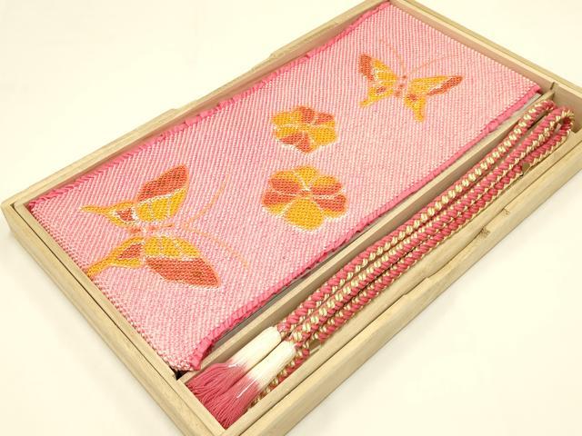 ■■■　商品詳細　■■■ 【未使用】 状態は参考画像のように帯揚げに薄いシミ・箔剥がれがございます。 大変上質な逸品になります。 お安く出品致しますので、是非この機会にいかがでしょうか？ ■■■　注意事項　■■■ ■モニター発色の具合により色合いが異なる場合がございます。 ■寸法は多少の誤差が生じる場合がございますのでご了承ください。 ■シミ等のチェックには注意を払っておりますが、見落としがある場合もございますし、個人の見解も様々ですので神経質な方のご購入はお控えください。 ■箪笥に入っておりました着物や帯なので畳みシワや匂いがあるものもございます。 ■お休みは基本的に土日祝となりますが、その他臨時でお休みする場合がございますのでご了承ください。 ■商品の発送は平日のみの発送となります。 ■夜間と土曜、日曜日はお問い合わせの回答が遅れる場合がございます。 ■当店では、お直し、紋入れ、お手入れ等は承っておりません。 ■生地の状態（ヤケ、経年劣化等）によってはサイズ直しが出来ない場合がございます。 その点もどうかご了承のうえ、ご購入をお願いいたします。 ■着物のサイズ目安は下記を参考ください↓ ＜女性着物＞　身長-10cm+5cmが着用可能サイズ(お端折り次第) 　例）身長160cmの方→着物身丈150cm〜165cm ＜男性着物＞　身長-27cm ±5cmが着用可能サイズ 　例）身長170cmの方→着物身丈138cm〜148cm