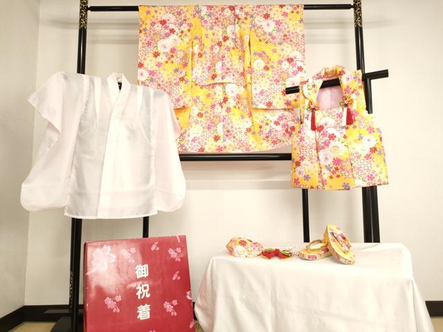 ■■■　サイズ　■■■ 【祝着】 身丈 79cm（肩から） 裄丈 41.5cm（肩上げ　3cm） 袖丈 56.5cm　縫込み 2.5cm 袖幅 27cm 前幅 14.5cm 後幅 19.5cm 着物縫いこみ 内揚げ 0cm （腰上げ　7cm） 裄 お袖側 約1cm　身頃側 約0cm 【被布】 身丈 49.5cm（肩から） 裄丈 13cm（肩上げ　2.5cm） 【長襦袢】 身丈 60.5cm（肩から） 裄丈 40cm（肩上げ　2.5cm） 袖丈 55.5cm　縫込み 2.5cm 袖幅 26cm 前幅 23.5cm 後幅 19.5cm 着物縫いこみ 内揚げ 0cm （腰上げ　0cm） 裄 お袖側 約1cm　身頃側 約1cm 草履サイズ 長さ　　　約　17.5cm 幅　　　　約　6.5cm 踵高さ　　約　4cm ■■■　商品詳細　■■■ 着物【化繊・未使用】の状態は特に目立ったシミ汚れなどもなく大変良い状態です。 被布【化繊】の状態は接写画像のように胴裏に汚れがございますが その他特に目立ったシミ汚れなどもなく大変良い状態です。 長襦袢【化繊】の状態は特に目立ったシミ汚れなどもなく大変良い状態です。 小物の状態は接写画像のように草履の底・天に汚れがございますが その他特に目立ったシミ汚れなどもなく大変良い状態です。 お安く出品致しますので、是非この機会にいかがでしょうか？ ■■■　注意事項　■■■ ■モニター発色の具合により色合いが異なる場合がございます。 ■寸法は多少の誤差が生じる場合がございますのでご了承ください。 ■縫込みの長さが左右非対称の場合は短い部分を記載しております。 左右非対称であってもご返品・お値引き等の保証は出来かねますので、ご了承の上ご購入をお願い致します。 ■シミ等のチェックには注意を払っておりますが、見落としがある場合もございますし、個人の見解も様々ですので神経質な方のご購入はお控えください。 ■箪笥に入っておりました着物や帯なので畳みシワや匂いがあるものもございます。 ■お休みは基本的に土日祝となりますが、その他臨時でお休みする場合がございますのでご了承ください。 ■商品の発送は平日のみの発送となります。 ■夜間と土曜、日曜日はお問い合わせの回答が遅れる場合がございます。 ■当店では、お直し、紋入れ、お手入れ等は承っておりません。 ■生地の状態（ヤケ、経年劣化等）によってはサイズ直しが出来ない場合がございます。 その点もどうかご了承のうえ、ご購入をお願いいたします。 ■弊社で取り扱う商品は一点ものにつき、時期や在庫状況に応じて金額が変更となる場合がございます。 ■検針は行っておりません。予めご了承いただきますようお願いいたします。 ■【洗える着物】と記載のある商品におきましては、商品お届け後に洗濯を行ってしまってからのご返品にはご対応しかねます。 念の為、専門店でのお手入れをお願いいたします。 ■写真に写っている物が全てになります。それ以外の付属品はございませんのでご了承ください。 ■着物のサイズ目安は下記を参考ください↓ ＜女性着物＞　お端折り次第で＋5cm　－1cmが着用可能サイズ 　例）身丈170cmの場合、身長160cm～175cm ＜男性着物＞　身丈＋約25cm～27cm程が適応身長 　例）身丈155cmの場合、身長180～182cm