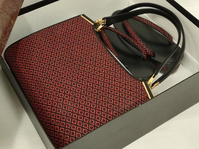 ■■■　サイズ　■■■ 【バッグ】 横　　　28cm 縦　　　19.5cm　取っ手込み　36.5cm 奥行き　10cm 【草　履】 長さ　　 23.5cm 幅　　　 7.5cm 踵高さ　 5.5cm ■■■　商品詳細　■■■ 状態は参考画像のように所々に薄い汚れがございます。 大変上質な逸品になります。 お安く出品致しますので、是非この機会にいかがでしょうか？ ■■■　注意事項　■■■ ■モニター発色の具合により色合いが異なる場合がございます。 ■寸法は多少の誤差が生じる場合がございますのでご了承ください。 ■縫込みの長さが左右非対称の場合は短い部分を記載しております。 左右非対称であってもご返品・お値引き等の保証は出来かねますので、ご了承の上ご購入をお願い致します。 ■シミ等のチェックには注意を払っておりますが、見落としがある場合もございますし、個人の見解も様々ですので神経質な方のご購入はお控えください。 ■箪笥に入っておりました着物や帯なので畳みシワや匂いがあるものもございます。 ■お休みは基本的に土日祝となりますが、その他臨時でお休みする場合がございますのでご了承ください。 ■商品の発送は平日のみの発送となります。 ■夜間と土曜、日曜日はお問い合わせの回答が遅れる場合がございます。 ■当店では、お直し、紋入れ、お手入れ等は承っておりません。 ■生地の状態（ヤケ、経年劣化等）によってはサイズ直しが出来ない場合がございます。 その点もどうかご了承のうえ、ご購入をお願いいたします。 ■弊社で取り扱う商品は一点ものにつき、時期や在庫状況に応じて金額が変更となる場合がございます。 ■検針は行っておりません。予めご了承いただきますようお願いいたします。 ■【洗える着物】と記載のある商品におきましては、商品お届け後に洗濯を行ってしまってからのご返品にはご対応しかねます。 念の為、専門店でのお手入れをお願いいたします。 ■写真に写っている物が全てになります。それ以外の付属品はございませんのでご了承ください。 ■状態に関する写真につきましては、掲載可能な写真枚数に限りがあるため、各箇所につき1枚参考画像を掲載しております。 ■着物のサイズ目安は下記を参考ください↓ ＜女性着物＞　お端折り次第で＋5cm　−1cmが着用可能サイズ 　例）身丈170cmの場合、身長160cm〜175cm ＜男性着物＞　身丈＋約25cm〜27cm程が適応身長 　例）身丈155cmの場合、身長180〜182cm