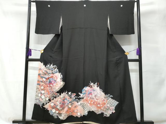 ■■■　サイズ　■■■ 身丈 155.5cm（肩から） 裄丈 65.5cm 袖丈 45.5cm　縫込み 6cm 袖幅 34cm 前幅 21.5cm 後幅 29cm 着物縫いこみ 内揚げ 2cm 裄 お袖側 約1cm　身頃側 約2cm ■■■　商品詳細　■■■ 【正絹・五つ紋・比翼仕立て】 状態は画像を添付しておりますので、そちらをご確認下さいますよう宜しくお願い致します。 大変上質な逸品になります。 お安く出品致しますので、是非この機会にいかがでしょうか？ ■■■　注意事項　■■■ ■モニター発色の具合により色合いが異なる場合がございます。 ■寸法は多少の誤差が生じる場合がございますのでご了承ください。 ■縫込みの長さが左右非対称の場合は短い部分を記載しております。 左右非対称であってもご返品・お値引き等の保証は出来かねますので、ご了承の上ご購入をお願い致します。 ■シミ等のチェックには注意を払っておりますが、見落としがある場合もございますし、個人の見解も様々ですので神経質な方のご購入はお控えください。 ■箪笥に入っておりました着物や帯なので畳みシワや匂いがあるものもございます。 ■お休みは基本的に土日祝となりますが、その他臨時でお休みする場合がございますのでご了承ください。 ■商品の発送は平日のみの発送となります。 ■夜間と土曜、日曜日はお問い合わせの回答が遅れる場合がございます。 ■当店では、お直し、紋入れ、お手入れ等は承っておりません。 ■生地の状態（ヤケ、経年劣化等）によってはサイズ直しが出来ない場合がございます。 その点もどうかご了承のうえ、ご購入をお願いいたします。 ■弊社で取り扱う商品は一点ものにつき、時期や在庫状況に応じて金額が変更となる場合がございます。 ■検針は行っておりません。予めご了承いただきますようお願いいたします。 ■【洗える着物】と記載のある商品におきましては、商品お届け後に洗濯を行ってしまってからのご返品にはご対応しかねます。 念の為、専門店でのお手入れをお願いいたします。 ■着物のサイズ目安は下記を参考ください↓ ＜女性着物＞　お端折り次第で＋5cm　−1cmが着用可能サイズ 　例）身丈170cmの場合、身長160cm〜175cm ＜男性着物＞　身丈＋約25cm〜27cm程が適応身長 　例）身丈155cmの場合、身長180〜182cm