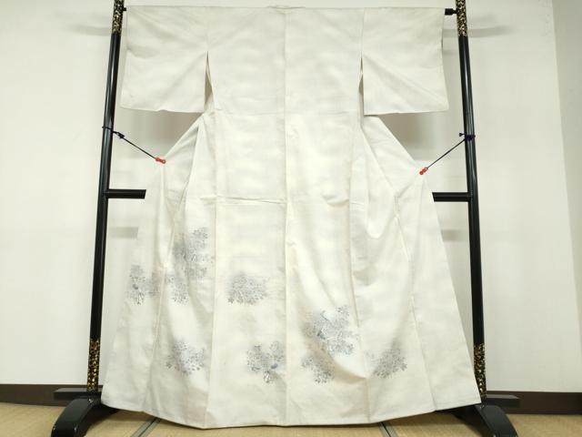 ■■■　サイズ　■■■ 身丈 161cm（肩から） 裄丈 64cm 袖丈 47.5cm　縫込み 6cm 袖幅 32.5cm 前幅 25cm 後幅 29.5cm 着物縫いこみ 内揚げ 4cm 裄 お袖側 約3cm　身頃側 約2cm ■■■　商品詳細　■■■ 【正絹】 状態は接写画像のように後身頃・左袖前後・右袖前後・八掛に薄い汚れがございますが その他特に目立ったシミ汚れなどもなく大変良い状態です。 大変上質な逸品になります。 お安く出品致しますので、是非この機会にいかがでしょうか？ ■■■　注意事項　■■■ ■モニター発色の具合により色合いが異なる場合がございます。 ■寸法は多少の誤差が生じる場合がございますのでご了承ください。 ■縫込みの長さが左右非対称の場合は短い部分を記載しております。 左右非対称であってもご返品・お値引き等の保証は出来かねますので、ご了承の上ご購入をお願い致します。 ■シミ等のチェックには注意を払っておりますが、見落としがある場合もございますし、個人の見解も様々ですので神経質な方のご購入はお控えください。 ■箪笥に入っておりました着物や帯なので畳みシワや匂いがあるものもございます。 ■お休みは基本的に土日祝となりますが、その他臨時でお休みする場合がございますのでご了承ください。 ■商品の発送は平日のみの発送となります。 ■夜間と土曜、日曜日はお問い合わせの回答が遅れる場合がございます。 ■当店では、お直し、紋入れ、お手入れ等は承っておりません。 ■生地の状態（ヤケ、経年劣化等）によってはサイズ直しが出来ない場合がございます。 その点もどうかご了承のうえ、ご購入をお願いいたします。 ■弊社で取り扱う商品は一点ものにつき、時期や在庫状況に応じて金額が変更となる場合がございます。 ■検針は行っておりません。予めご了承いただきますようお願いいたします。 ■【洗える着物】と記載のある商品におきましては、商品お届け後に洗濯を行ってしまってからのご返品にはご対応しかねます。 念の為、専門店でのお手入れをお願いいたします。 ■着物のサイズ目安は下記を参考ください↓ ＜女性着物＞　お端折り次第で＋5cm　−1cmが着用可能サイズ 　例）身丈170cmの場合、身長160cm〜175cm ＜男性着物＞　身丈＋約25cm〜27cm程が適応身長 　例）身丈155cmの場合、身長180〜182cm