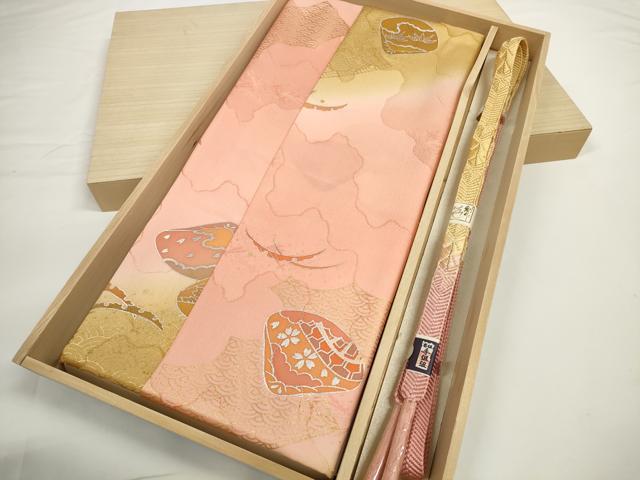 ■■■　商品詳細　■■■ 【サイズ】 長さ　158cm程（房含む） 【未使用】 状態は特に目立ったシミ汚れなどもなく大変良い状態です。 大変上質な逸品になります。 お安く出品致しますので、是非この機会にいかがでしょうか？ ■■■　注意事項　■■■ ■モニター発色の具合により色合いが異なる場合がございます。 ■寸法は多少の誤差が生じる場合がございますのでご了承ください。 ■縫込みの長さが左右非対称の場合は短い部分を記載しております。 左右非対称であってもご返品・お値引き等の保証は出来かねますので、ご了承の上ご購入をお願い致します。 ■シミ等のチェックには注意を払っておりますが、見落としがある場合もございますし、個人の見解も様々ですので神経質な方のご購入はお控えください。 ■箪笥に入っておりました着物や帯なので畳みシワや匂いがあるものもございます。 ■お休みは基本的に土日祝となりますが、その他臨時でお休みする場合がございますのでご了承ください。 ■商品の発送は平日のみの発送となります。 ■夜間と土曜、日曜日はお問い合わせの回答が遅れる場合がございます。 ■当店では、お直し、紋入れ、お手入れ等は承っておりません。 ■生地の状態（ヤケ、経年劣化等）によってはサイズ直しが出来ない場合がございます。 その点もどうかご了承のうえ、ご購入をお願いいたします。 ■弊社で取り扱う商品は一点ものにつき、時期や在庫状況に応じて金額が変更となる場合がございます。 ■検針は行っておりません。予めご了承いただきますようお願いいたします。 ■【洗える着物】と記載のある商品におきましては、商品お届け後に洗濯を行ってしまってからのご返品にはご対応しかねます。 念の為、専門店でのお手入れをお願いいたします。 ■着物のサイズ目安は下記を参考ください↓ ＜女性着物＞　お端折り次第で＋5cm　−1cmが着用可能サイズ 　例）身丈170cmの場合、身長160cm〜175cm ＜男性着物＞　身丈＋約25cm〜27cm程が適応身長 　例）身丈155cmの場合、身長180〜182cm