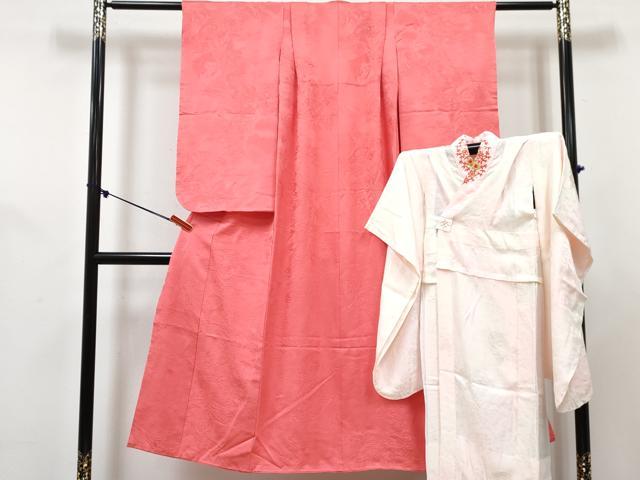 ■■■　サイズ　■■■ 【祝着】 身丈 138cm（肩から） 裄丈 48cm（肩上げ　4.5cm） 袖丈 65cm　縫込み 3cm 袖幅 31cm 前幅 20.5cm 後幅 27cm 着物縫いこみ 内揚げ 2.5cm （腰上げ　0cm） 裄 お袖側 約5cm　身頃側 約0cm 【長襦袢】 身丈 97cm（肩から） 裄丈 46.5cm（肩上げ　4.5cm） 袖丈 64cm　縫込み 4cm 袖幅 30cm 前幅 23cm 後幅 26.5cm 着物縫いこみ 内揚げ 4cm （腰上げ　1cm） 裄 お袖側 約6cm　身頃側 約4cm ■■■　商品詳細　■■■ 着物(重ね衿：取り外し可能)・長襦袢【正絹】のいずれも 状態は特に目立ったシミ汚れなどもなく大変良い状態です。 大変上質な逸品になります。 お安く出品致しますので、是非この機会にいかがでしょうか？ ■■■　注意事項　■■■ ■モニター発色の具合により色合いが異なる場合がございます。 ■寸法は多少の誤差が生じる場合がございますのでご了承ください。 ■縫込みの長さが左右非対称の場合は短い部分を記載しております。 左右非対称であってもご返品・お値引き等の保証は出来かねますので、ご了承の上ご購入をお願い致します。 ■シミ等のチェックには注意を払っておりますが、見落としがある場合もございますし、個人の見解も様々ですので神経質な方のご購入はお控えください。 ■箪笥に入っておりました着物や帯なので畳みシワや匂いがあるものもございます。 ■お休みは基本的に土日祝となりますが、その他臨時でお休みする場合がございますのでご了承ください。 ■商品の発送は平日のみの発送となります。 ■夜間と土曜、日曜日はお問い合わせの回答が遅れる場合がございます。 ■当店では、お直し、紋入れ、お手入れ等は承っておりません。 ■生地の状態（ヤケ、経年劣化等）によってはサイズ直しが出来ない場合がございます。 その点もどうかご了承のうえ、ご購入をお願いいたします。 ■弊社で取り扱う商品は一点ものにつき、時期や在庫状況に応じて金額が変更となる場合がございます。 ■検針は行っておりません。予めご了承いただきますようお願いいたします。 ■【洗える着物】と記載のある商品におきましては、商品お届け後に洗濯を行ってしまってからのご返品にはご対応しかねます。 念の為、専門店でのお手入れをお願いいたします。 ■写真に写っている物が全てになります。それ以外の付属品はございませんのでご了承ください。 ■状態に関する写真につきましては、掲載可能な写真枚数に限りがあるため、各箇所につき1枚参考画像を掲載しております。 ■着物のサイズ目安は下記を参考ください↓ ＜女性着物＞　お端折り次第で＋5cm　−1cmが着用可能サイズ 　例）身丈170cmの場合、身長160cm〜175cm ＜男性着物＞　身丈＋約25cm〜27cm程が適応身長 　例）身丈155cmの場合、身長180〜182cm