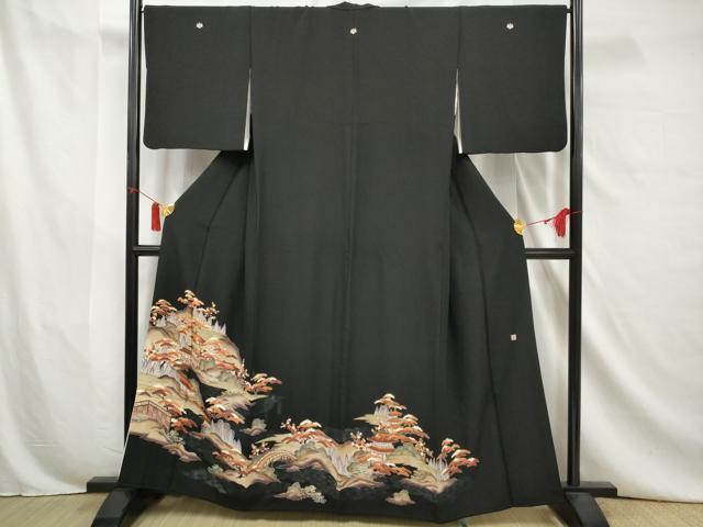 ■■■　サイズ　■■■ 身丈 160cm（肩から） 裄丈 65.5cm 袖丈 48cm　縫込み 4cm 袖幅 33cm 前幅 25cm 後幅 30cm 着物縫いこみ 内揚げ 4.5cm 裄 お袖側 約7cm　身頃側 約1.5cm ■■■　商品詳細　■■■ 【正絹・五つ紋・比翼仕立て】 状態は画像を添付しておりますので、そちらをご確認下さいますよう宜しくお願い致します。 大変上質な逸品になります。 お安く出品致しますので、是非この機会にいかがでしょうか？ ■■■　注意事項　■■■ ■モニター発色の具合により色合いが異なる場合がございます。 ■寸法は多少の誤差が生じる場合がございますのでご了承ください。 ■縫込みの長さが左右非対称の場合は短い部分を記載しております。 左右非対称であってもご返品・お値引き等の保証は出来かねますので、ご了承の上ご購入をお願い致します。 ■シミ等のチェックには注意を払っておりますが、見落としがある場合もございますし、個人の見解も様々ですので神経質な方のご購入はお控えください。 ■箪笥に入っておりました着物や帯なので畳みシワや匂いがあるものもございます。 ■お休みは基本的に土日祝となりますが、その他臨時でお休みする場合がございますのでご了承ください。 ■商品の発送は平日のみの発送となります。 ■夜間と土曜、日曜日はお問い合わせの回答が遅れる場合がございます。 ■当店では、お直し、紋入れ、お手入れ等は承っておりません。 ■生地の状態（ヤケ、経年劣化等）によってはサイズ直しが出来ない場合がございます。 その点もどうかご了承のうえ、ご購入をお願いいたします。 ■弊社で取り扱う商品は一点ものにつき、時期や在庫状況に応じて金額が変更となる場合がございます。 ■検針は行っておりません。予めご了承いただきますようお願いいたします。 ■【洗える着物】と記載のある商品におきましては、商品お届け後に洗濯を行ってしまってからのご返品にはご対応しかねます。 念の為、専門店でのお手入れをお願いいたします。 ■着物のサイズ目安は下記を参考ください↓ ＜女性着物＞　お端折り次第で＋5cm　−1cmが着用可能サイズ 　例）身丈170cmの場合、身長160cm〜175cm ＜男性着物＞　身丈＋約25cm〜27cm程が適応身長 　例）身丈155cmの場合、身長180〜182cm