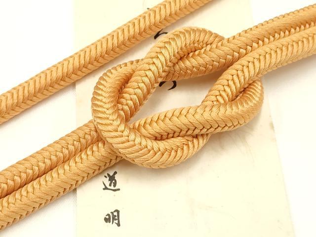 ■■■　サイズ　■■■ 長さ　約151cm（房を除く） ■■■　商品詳細　■■■ 【正絹】 状態は参考画像のように 若干の糸飛び出しがございますが その他特に目立ったシミ汚れなどもなく大変良い状態です。 大変上質な逸品になります。 お安く出品致しますので、是非この機会にいかがでしょうか？ ■■■　注意事項　■■■ ■モニター発色の具合により色合いが異なる場合がございます。 ■寸法は多少の誤差が生じる場合がございますのでご了承ください。 ■縫込みの長さが左右非対称の場合は短い部分を記載しております。 左右非対称であってもご返品・お値引き等の保証は出来かねますので、ご了承の上ご購入をお願い致します。 ■シミ等のチェックには注意を払っておりますが、見落としがある場合もございますし、個人の見解も様々ですので神経質な方のご購入はお控えください。 ■箪笥に入っておりました着物や帯なので畳みシワや匂いがあるものもございます。 ■お休みは基本的に土日祝となりますが、その他臨時でお休みする場合がございますのでご了承ください。 ■商品の発送は平日のみの発送となります。 ■夜間と土曜、日曜日はお問い合わせの回答が遅れる場合がございます。 ■当店では、お直し、紋入れ、お手入れ等は承っておりません。 ■生地の状態（ヤケ、経年劣化等）によってはサイズ直しが出来ない場合がございます。 その点もどうかご了承のうえ、ご購入をお願いいたします。 ■弊社で取り扱う商品は一点ものにつき、時期や在庫状況に応じて金額が変更となる場合がございます。 ■検針は行っておりません。予めご了承いただきますようお願いいたします。 ■【洗える着物】と記載のある商品におきましては、商品お届け後に洗濯を行ってしまってからのご返品にはご対応しかねます。 念の為、専門店でのお手入れをお願いいたします。 ■着物のサイズ目安は下記を参考ください↓ ＜女性着物＞　お端折り次第で＋5?　−10?が着用可能サイズ 　例）身丈170?の場合、身長160?〜175? ＜男性着物＞　身丈＋約25?〜27?程が適応身長 　例）身丈155?の場合、身長180〜182?