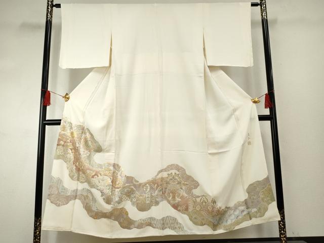 ■■■　サイズ　■■■ 身丈 147cm（肩から） 裄丈 62cm 袖丈 46.5cm　縫込み 6.5cm 袖幅 32cm 前幅 24cm 後幅 29.5cm 着物縫いこみ 内揚げ 10.5cm 裄 お袖側 約3cm　身頃側 約3.5cm ■■■　商品詳細　■■■ 【正絹】 状態は接写画像のように表地所々・八掛に薄い汚れ、衿裏にホックシミがございます。 金彩友禅を確立された日本随一の染織家です。 活動の幅も広く、相撲界では金彩友禅の 裾回しなど数多くの偉業経歴を持たれる名工で御座います。 大変上質な逸品になりますのでぜひお手入れをされてお召しになられてはいかがでしょうか。 お安く出品致しますので、是非この機会にいかがでしょうか？ ■■■　注意事項　■■■ ■モニター発色の具合により色合いが異なる場合がございます。 ■寸法は多少の誤差が生じる場合がございますのでご了承ください。 ■縫込みの長さが左右非対称の場合は短い部分を記載しております。 左右非対称であってもご返品・お値引き等の保証は出来かねますので、ご了承の上ご購入をお願い致します。 ■シミ等のチェックには注意を払っておりますが、見落としがある場合もございますし、個人の見解も様々ですので神経質な方のご購入はお控えください。 ■箪笥に入っておりました着物や帯なので畳みシワや匂いがあるものもございます。 ■お休みは基本的に土日祝となりますが、その他臨時でお休みする場合がございますのでご了承ください。 ■商品の発送は平日のみの発送となります。 ■夜間と土曜、日曜日はお問い合わせの回答が遅れる場合がございます。 ■当店では、お直し、紋入れ、お手入れ等は承っておりません。 ■生地の状態（ヤケ、経年劣化等）によってはサイズ直しが出来ない場合がございます。 その点もどうかご了承のうえ、ご購入をお願いいたします。 ■弊社で取り扱う商品は一点ものにつき、時期や在庫状況に応じて金額が変更となる場合がございます。 ■検針は行っておりません。予めご了承いただきますようお願いいたします。 ■【洗える着物】と記載のある商品におきましては、商品お届け後に洗濯を行ってしまってからのご返品にはご対応しかねます。 念の為、専門店でのお手入れをお願いいたします。 ■着物のサイズ目安は下記を参考ください↓ ＜女性着物＞　お端折り次第で＋5cm　−1cmが着用可能サイズ 　例）身丈170cmの場合、身長160cm〜175cm ＜男性着物＞　身丈＋約25cm〜27cm程が適応身長 　例）身丈155cmの場合、身長180〜182cm