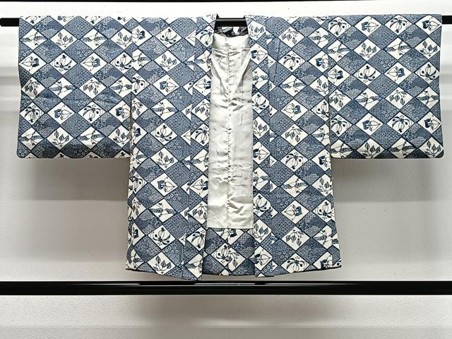 ■■■　サイズ　■■■ 身丈 73cm（肩から） 裄丈 61cm 袖丈 42cm　縫込み 2cm 袖幅 31.5cm 前幅 16.5cm 後幅 27.5cm 裄 お袖側 約1.5cm　身頃側 約1cm ■■■　商品詳細　■■■ 【正絹】 状態は接写画像のように表地所々に汚れがございます。 大変上質な逸品になりますのでぜひお手入れをされてお召しになられてはいかがでしょうか。お安く出品致しますので、是非この機会にいかがでしょうか？ ■■■　注意事項　■■■ ■モニター発色の具合により色合いが異なる場合がございます。 ■寸法は多少の誤差が生じる場合がございますのでご了承ください。 ■縫込みの長さが左右非対称の場合は短い部分を記載しております。 左右非対称であってもご返品・お値引き等の保証は出来かねますので、ご了承の上ご購入をお願い致します。 ■シミ等のチェックには注意を払っておりますが、見落としがある場合もございますし、個人の見解も様々ですので神経質な方のご購入はお控えください。 ■箪笥に入っておりました着物や帯なので畳みシワや匂いがあるものもございます。 ■お休みは基本的に土日祝となりますが、その他臨時でお休みする場合がございますのでご了承ください。 ■商品の発送は平日のみの発送となります。 ■夜間と土曜、日曜日はお問い合わせの回答が遅れる場合がございます。 ■当店では、お直し、紋入れ、お手入れ等は承っておりません。 ■生地の状態（ヤケ、経年劣化等）によってはサイズ直しが出来ない場合がございます。 その点もどうかご了承のうえ、ご購入をお願いいたします。 ■弊社で取り扱う商品は一点ものにつき、時期や在庫状況に応じて金額が変更となる場合がございます。 ■検針は行っておりません。予めご了承いただきますようお願いいたします。 ■【洗える着物】と記載のある商品におきましては、商品お届け後に洗濯を行ってしまってからのご返品にはご対応しかねます。 念の為、専門店でのお手入れをお願いいたします。 ■着物のサイズ目安は下記を参考ください↓ ＜女性着物＞　お端折り次第で＋5cm　−1cmが着用可能サイズ 　例）身丈170cmの場合、身長160cm〜175cm ＜男性着物＞　身丈＋約25cm〜27cm程が適応身長 　例）身丈155cmの場合、身長180〜182cm