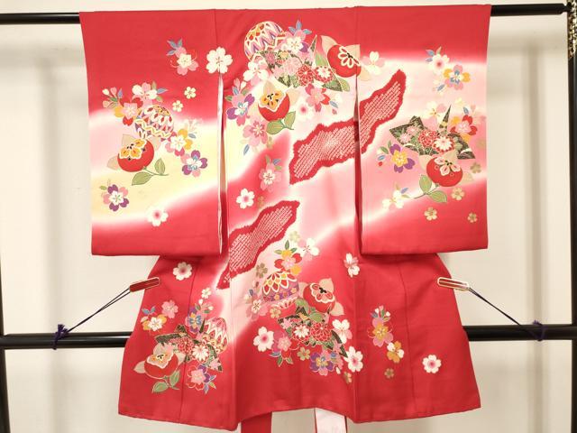 ■■■　サイズ　■■■ 【着物】 身丈 99cm（肩から） 裄丈 47cm 袖丈 58cm ■■■　商品詳細　■■■ 産着【着物：正絹・襦袢：化繊】の 状態は接写画像のように上前・後身頃に薄い汚れがございますが その他特に目立ったシミ汚れなどもなく大変良い状態です。 大変上質な逸品になります。 お安く出品致しますので、是非この機会にいかがでしょうか？ ■■■　注意事項　■■■ ■モニター発色の具合により色合いが異なる場合がございます。 ■寸法は多少の誤差が生じる場合がございますのでご了承ください。 ■縫込みの長さが左右非対称の場合は短い部分を記載しております。 左右非対称であってもご返品・お値引き等の保証は出来かねますので、ご了承の上ご購入をお願い致します。 ■シミ等のチェックには注意を払っておりますが、見落としがある場合もございますし、個人の見解も様々ですので神経質な方のご購入はお控えください。 ■箪笥に入っておりました着物や帯なので畳みシワや匂いがあるものもございます。 ■お休みは基本的に土日祝となりますが、その他臨時でお休みする場合がございますのでご了承ください。 ■商品の発送は平日のみの発送となります。 ■夜間と土曜、日曜日はお問い合わせの回答が遅れる場合がございます。 ■当店では、お直し、紋入れ、お手入れ等は承っておりません。 ■生地の状態（ヤケ、経年劣化等）によってはサイズ直しが出来ない場合がございます。 その点もどうかご了承のうえ、ご購入をお願いいたします。 ■弊社で取り扱う商品は一点ものにつき、時期や在庫状況に応じて金額が変更となる場合がございます。 ■検針は行っておりません。予めご了承いただきますようお願いいたします。 ■【洗える着物】と記載のある商品におきましては、商品お届け後に洗濯を行ってしまってからのご返品にはご対応しかねます。 念の為、専門店でのお手入れをお願いいたします。 ■着物のサイズ目安は下記を参考ください↓ ＜女性着物＞　お端折り次第で＋5cm　−1cmが着用可能サイズ 　例）身丈170cmの場合、身長160cm〜175cm ＜男性着物＞　身丈＋約25cm〜27cm程が適応身長 　例）身丈155cmの場合、身長180〜182cm