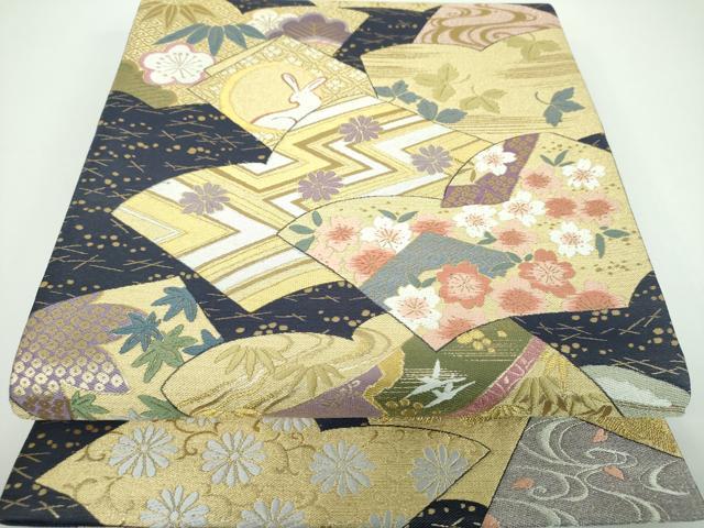 ■■■　サイズ　■■■ 長さ 458cm 幅 31cm程 ■■■　商品詳細　■■■ 【正絹・未使用】 状態は一度も締めておらず 特に目立ったシミ汚れなどもなく大変良い状態です。 大変上質な逸品になります。 お安く出品致しますので、是非この機会にいかがでしょうか？ ■■■　注意事項　■■■ ■モニター発色の具合により色合いが異なる場合がございます。 ■寸法は多少の誤差が生じる場合がございますのでご了承ください。 ■縫込みの長さが左右非対称の場合は短い部分を記載しております。 左右非対称であってもご返品・お値引き等の保証は出来かねますので、ご了承の上ご購入をお願い致します。 ■シミ等のチェックには注意を払っておりますが、見落としがある場合もございますし、個人の見解も様々ですので神経質な方のご購入はお控えください。 ■箪笥に入っておりました着物や帯なので畳みシワや匂いがあるものもございます。 ■お休みは基本的に土日祝となりますが、その他臨時でお休みする場合がございますのでご了承ください。 ■商品の発送は平日のみの発送となります。 ■夜間と土曜、日曜日はお問い合わせの回答が遅れる場合がございます。 ■当店では、お直し、紋入れ、お手入れ等は承っておりません。 ■生地の状態（ヤケ、経年劣化等）によってはサイズ直しが出来ない場合がございます。 その点もどうかご了承のうえ、ご購入をお願いいたします。 ■弊社で取り扱う商品は一点ものにつき、時期や在庫状況に応じて金額が変更となる場合がございます。 ■検針は行っておりません。予めご了承いただきますようお願いいたします。 ■【洗える着物】と記載のある商品におきましては、商品お届け後に洗濯を行ってしまってからのご返品にはご対応しかねます。 念の為、専門店でのお手入れをお願いいたします。 ■着物のサイズ目安は下記を参考ください↓ ＜女性着物＞　お端折り次第で＋5cm　−1cmが着用可能サイズ 　例）身丈170cmの場合、身長160cm〜175cm ＜男性着物＞　身丈＋約25cm〜27cm程が適応身長 　例）身丈155cmの場合、身長180〜182cm