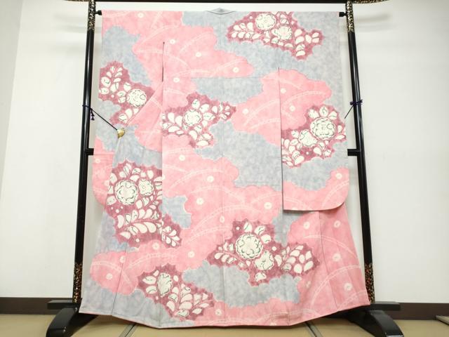 ■■■　サイズ　■■■ 身丈 160.5cm（肩から） 裄丈 63.5cm 袖丈 109cm　縫込み 4cm 袖幅 32.5cm 前幅 24cm 後幅 31cm 着物縫いこみ 内揚げ 0cm 裄 お袖側 約2cm　身頃側 約4cm ■■■　商品詳細　■■■ 【正絹】 状態は接写画像のように下前・後身頃・下前おくみ・両袖前後・八掛・衿山に薄い汚れがございますが その他特に目立ったシミ汚れなどもなく大変良い状態です。 大変上質な逸品になります。 お安く出品致しますので、是非この機会にいかがでしょうか？ ■■■　注意事項　■■■ ■モニター発色の具合により色合いが異なる場合がございます。 ■寸法は多少の誤差が生じる場合がございますのでご了承ください。 ■縫込みの長さが左右非対称の場合は短い部分を記載しております。 左右非対称であってもご返品・お値引き等の保証は出来かねますので、ご了承の上ご購入をお願い致します。 ■シミ等のチェックには注意を払っておりますが、見落としがある場合もございますし、個人の見解も様々ですので神経質な方のご購入はお控えください。 ■箪笥に入っておりました着物や帯なので畳みシワや匂いがあるものもございます。 ■お休みは基本的に土日祝となりますが、その他臨時でお休みする場合がございますのでご了承ください。 ■商品の発送は平日のみの発送となります。 ■夜間と土曜、日曜日はお問い合わせの回答が遅れる場合がございます。 ■当店では、お直し、紋入れ、お手入れ等は承っておりません。 ■生地の状態（ヤケ、経年劣化等）によってはサイズ直しが出来ない場合がございます。 その点もどうかご了承のうえ、ご購入をお願いいたします。 ■弊社で取り扱う商品は一点ものにつき、時期や在庫状況に応じて金額が変更となる場合がございます。 ■検針は行っておりません。予めご了承いただきますようお願いいたします。 ■【洗える着物】と記載のある商品におきましては、商品お届け後に洗濯を行ってしまってからのご返品にはご対応しかねます。 念の為、専門店でのお手入れをお願いいたします。 ■写真に写っている物が全てになります。それ以外の付属品はございませんのでご了承ください。 ■状態に関する写真につきましては、掲載可能な写真枚数に限りがあるため、各箇所につき1枚参考画像を掲載しております。 ■着物のサイズ目安は下記を参考ください↓ ＜女性着物＞　お端折り次第で＋5cm　−1cmが着用可能サイズ 　例）身丈170cmの場合、身長160cm〜175cm ＜男性着物＞　身丈＋約25cm〜27cm程が適応身長 　例）身丈155cmの場合、身長180〜182cm