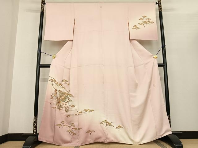 ■■■　サイズ　■■■ 身丈 163cm（肩から） 裄丈 65cm 袖丈 49cm　縫込み 6cm 袖幅 33cm 前幅 27cm 後幅 31cm 着物縫いこみ 内揚げ 2cm 裄 お袖側 約3cm　身頃側 約2.5cm ■■■　商品詳細　■■■ 【正絹・一つ紋】 状態は接写画像のように衿山・両袖に薄い汚れがございますが その他特に目立ったシミ汚れなどもなく大変良い状態です。 金彩友禅を確立された日本随一の染織家です。 活動の幅も広く、相撲界では金彩友禅の 裾回しなど数多くの偉業経歴を持たれる名工で御座います。 大変上質な逸品になります。 お安く出品致しますので、是非この機会にいかがでしょうか？ ■■■　注意事項　■■■ ■モニター発色の具合により色合いが異なる場合がございます。 ■寸法は多少の誤差が生じる場合がございますのでご了承ください。 ■縫込みの長さが左右非対称の場合は短い部分を記載しております。 左右非対称であってもご返品・お値引き等の保証は出来かねますので、ご了承の上ご購入をお願い致します。 ■シミ等のチェックには注意を払っておりますが、見落としがある場合もございますし、個人の見解も様々ですので神経質な方のご購入はお控えください。 ■箪笥に入っておりました着物や帯なので畳みシワや匂いがあるものもございます。 ■お休みは基本的に土日祝となりますが、その他臨時でお休みする場合がございますのでご了承ください。 ■商品の発送は平日のみの発送となります。 ■夜間と土曜、日曜日はお問い合わせの回答が遅れる場合がございます。 ■当店では、お直し、紋入れ、お手入れ等は承っておりません。 ■生地の状態（ヤケ、経年劣化等）によってはサイズ直しが出来ない場合がございます。 その点もどうかご了承のうえ、ご購入をお願いいたします。 ■弊社で取り扱う商品は一点ものにつき、時期や在庫状況に応じて金額が変更となる場合がございます。 ■検針は行っておりません。予めご了承いただきますようお願いいたします。 ■【洗える着物】と記載のある商品におきましては、商品お届け後に洗濯を行ってしまってからのご返品にはご対応しかねます。 念の為、専門店でのお手入れをお願いいたします。 ■着物のサイズ目安は下記を参考ください↓ ＜女性着物＞　お端折り次第で＋5cm　−1cmが着用可能サイズ 　例）身丈170cmの場合、身長160cm〜175cm ＜男性着物＞　身丈＋約25cm〜27cm程が適応身長 　例）身丈155cmの場合、身長180〜182cm