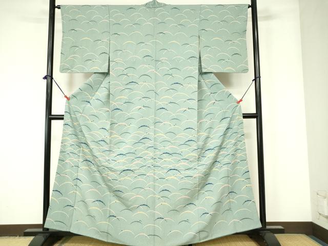 ■■■　サイズ　■■■ 身丈 163cm（肩から） 裄丈 64cm 袖丈 49cm　縫込み 5cm 袖幅 32.5cm 前幅 25cm 後幅 30cm 着物縫いこみ 内揚げ 3.5cm 裄 お袖側 約2.5cm　身頃側 約1.5cm ■■■　商品詳細　■■■ 【正絹】 状態は画像を添付しておりますので、そちらをご確認下さいますよう宜しくお願い致します。 大変上質な逸品になります。 お安く出品致しますので、是非この機会にいかがでしょうか？ ■■■　注意事項　■■■ ■モニター発色の具合により色合いが異なる場合がございます。 ■寸法は多少の誤差が生じる場合がございますのでご了承ください。 ■縫込みの長さが左右非対称の場合は短い部分を記載しております。 左右非対称であってもご返品・お値引き等の保証は出来かねますので、ご了承の上ご購入をお願い致します。 ■シミ等のチェックには注意を払っておりますが、見落としがある場合もございますし、個人の見解も様々ですので神経質な方のご購入はお控えください。 ■箪笥に入っておりました着物や帯なので畳みシワや匂いがあるものもございます。 ■お休みは基本的に土日祝となりますが、その他臨時でお休みする場合がございますのでご了承ください。 ■商品の発送は平日のみの発送となります。 ■夜間と土曜、日曜日はお問い合わせの回答が遅れる場合がございます。 ■当店では、お直し、紋入れ、お手入れ等は承っておりません。 ■生地の状態（ヤケ、経年劣化等）によってはサイズ直しが出来ない場合がございます。 その点もどうかご了承のうえ、ご購入をお願いいたします。 ■弊社で取り扱う商品は一点ものにつき、時期や在庫状況に応じて金額が変更となる場合がございます。 ■検針は行っておりません。予めご了承いただきますようお願いいたします。 ■【洗える着物】と記載のある商品におきましては、商品お届け後に洗濯を行ってしまってからのご返品にはご対応しかねます。 念の為、専門店でのお手入れをお願いいたします。 ■着物のサイズ目安は下記を参考ください↓ ＜女性着物＞　お端折り次第で＋5cm　−1cmが着用可能サイズ 　例）身丈170cmの場合、身長160cm〜175cm ＜男性着物＞　身丈＋約25cm〜27cm程が適応身長 　例）身丈155cmの場合、身長180〜182cm