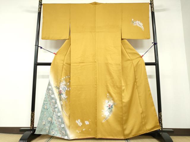 ■■■　サイズ　■■■ 身丈 159.5cm（肩から） 裄丈 67cm 袖丈 49cm　縫込み 4cm 袖幅 35.5cm 前幅 24.5cm 後幅 30.5cm 着物縫いこみ 内揚げ 5cm 裄 お袖側 約2cm　身頃側 約3cm ■■■　商品詳細　■■■ 【正絹】 状態は接写画像のように衿に薄い汚れがございますが その他特に目立ったシミ汚れなどもなく大変良い状態です。 大変上質な逸品になります。 お安く出品致しますので、是非この機会にいかがでしょうか？ ■■■　注意事項　■■■ ■モニター発色の具合により色合いが異なる場合がございます。 ■寸法は多少の誤差が生じる場合がございますのでご了承ください。 ■縫込みの長さが左右非対称の場合は短い部分を記載しております。 左右非対称であってもご返品・お値引き等の保証は出来かねますので、ご了承の上ご購入をお願い致します。 ■シミ等のチェックには注意を払っておりますが、見落としがある場合もございますし、個人の見解も様々ですので神経質な方のご購入はお控えください。 ■箪笥に入っておりました着物や帯なので畳みシワや匂いがあるものもございます。 ■お休みは基本的に土日祝となりますが、その他臨時でお休みする場合がございますのでご了承ください。 ■商品の発送は平日のみの発送となります。 ■夜間と土曜、日曜日はお問い合わせの回答が遅れる場合がございます。 ■当店では、お直し、紋入れ、お手入れ等は承っておりません。 ■生地の状態（ヤケ、経年劣化等）によってはサイズ直しが出来ない場合がございます。 その点もどうかご了承のうえ、ご購入をお願いいたします。 ■弊社で取り扱う商品は一点ものにつき、時期や在庫状況に応じて金額が変更となる場合がございます。 ■検針は行っておりません。予めご了承いただきますようお願いいたします。 ■【洗える着物】と記載のある商品におきましては、商品お届け後に洗濯を行ってしまってからのご返品にはご対応しかねます。 念の為、専門店でのお手入れをお願いいたします。 ■着物のサイズ目安は下記を参考ください↓ ＜女性着物＞　お端折り次第で＋5cm　−1cmが着用可能サイズ 　例）身丈170cmの場合、身長160cm〜175cm ＜男性着物＞　身丈＋約25cm〜27cm程が適応身長 　例）身丈155cmの場合、身長180〜182cm