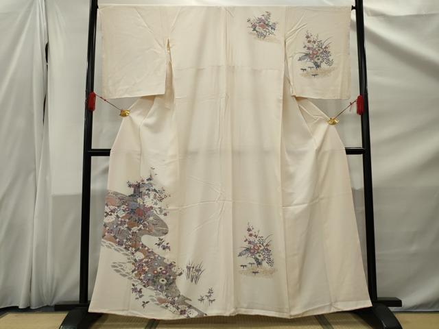 ■■■　サイズ　■■■ 身丈 159.5cm（肩から） 裄丈 67cm 袖丈 51.5cm　縫込み 5.5cm 袖幅 34cm 前幅 23cm 後幅 30cm 着物縫いこみ 内揚げ 1.5cm 裄 お袖側 約1cm　身頃側 約1.5cm ■■■　商品詳細　■■■ 【正絹】 状態は画像を添付しておりますので、そちらをご確認下さいますよう宜しくお願い致します。 大変上質な逸品になります。 お安く出品致しますので、是非この機会にいかがでしょうか？ ■■■　注意事項　■■■ ■モニター発色の具合により色合いが異なる場合がございます。 ■寸法は多少の誤差が生じる場合がございますのでご了承ください。 ■縫込みの長さが左右非対称の場合は短い部分を記載しております。 左右非対称であってもご返品・お値引き等の保証は出来かねますので、ご了承の上ご購入をお願い致します。 ■シミ等のチェックには注意を払っておりますが、見落としがある場合もございますし、個人の見解も様々ですので神経質な方のご購入はお控えください。 ■箪笥に入っておりました着物や帯なので畳みシワや匂いがあるものもございます。 ■お休みは基本的に土日祝となりますが、その他臨時でお休みする場合がございますのでご了承ください。 ■商品の発送は平日のみの発送となります。 ■夜間と土曜、日曜日はお問い合わせの回答が遅れる場合がございます。 ■当店では、お直し、紋入れ、お手入れ等は承っておりません。 ■生地の状態（ヤケ、経年劣化等）によってはサイズ直しが出来ない場合がございます。 その点もどうかご了承のうえ、ご購入をお願いいたします。 ■弊社で取り扱う商品は一点ものにつき、時期や在庫状況に応じて金額が変更となる場合がございます。 ■検針は行っておりません。予めご了承いただきますようお願いいたします。 ■【洗える着物】と記載のある商品におきましては、商品お届け後に洗濯を行ってしまってからのご返品にはご対応しかねます。 念の為、専門店でのお手入れをお願いいたします。 ■着物のサイズ目安は下記を参考ください↓ ＜女性着物＞　お端折り次第で＋5cm　−1cmが着用可能サイズ 　例）身丈170cmの場合、身長160cm〜175cm ＜男性着物＞　身丈＋約25cm〜27cm程が適応身長 　例）身丈155cmの場合、身長180〜182cm