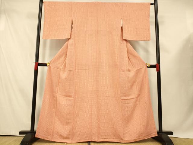 ■■■　サイズ　■■■ 身丈 161cm（肩から） 裄丈 64cm 袖丈 49cm　縫込み 7cm 袖幅 33cm 前幅 22.5cm 後幅 29cm 着物縫いこみ 内揚げ 4cm 裄 お袖側 約3cm　身頃側 約3cm ■■■　商品詳細　■■■ 【正絹】 状態は特に目立ったシミ汚れなどもなく大変良い状態です。 大変上質な逸品になります。 お安く出品致しますので、是非この機会にいかがでしょうか？ ■■■　注意事項　■■■ ■モニター発色の具合により色合いが異なる場合がございます。 ■寸法は多少の誤差が生じる場合がございますのでご了承ください。 ■縫込みの長さが左右非対称の場合は短い部分を記載しております。 左右非対称であってもご返品・お値引き等の保証は出来かねますので、ご了承の上ご購入をお願い致します。 ■シミ等のチェックには注意を払っておりますが、見落としがある場合もございますし、個人の見解も様々ですので神経質な方のご購入はお控えください。 ■箪笥に入っておりました着物や帯なので畳みシワや匂いがあるものもございます。 ■お休みは基本的に土日祝となりますが、その他臨時でお休みする場合がございますのでご了承ください。 ■商品の発送は平日のみの発送となります。 ■夜間と土曜、日曜日はお問い合わせの回答が遅れる場合がございます。 ■当店では、お直し、紋入れ、お手入れ等は承っておりません。 ■生地の状態（ヤケ、経年劣化等）によってはサイズ直しが出来ない場合がございます。 その点もどうかご了承のうえ、ご購入をお願いいたします。 ■弊社で取り扱う商品は一点ものにつき、時期や在庫状況に応じて金額が変更となる場合がございます。 ■検針は行っておりません。予めご了承いただきますようお願いいたします。 ■【洗える着物】と記載のある商品におきましては、商品お届け後に洗濯を行ってしまってからのご返品にはご対応しかねます。 念の為、専門店でのお手入れをお願いいたします。 ■着物のサイズ目安は下記を参考ください↓ ＜女性着物＞　お端折り次第で＋5cm　−1cmが着用可能サイズ 　例）身丈170cmの場合、身長160cm〜175cm ＜男性着物＞　身丈＋約25cm〜27cm程が適応身長 　例）身丈155cmの場合、身長180〜182cm