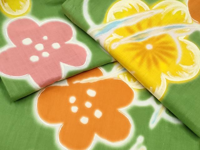 ■■■　サイズ　■■■ 身丈 166cm（肩から） 裄丈 67.5cm 袖丈 49cm　縫込み 1.5cm 袖幅 34.5cm 前幅 25.5cm 後幅 30.5cm 着物縫いこみ 内揚げ 0cm 裄 お袖側 約2cm　身頃側 約3cm ■■■　商品詳細　■■■ 【綿】 状態は特に目立ったシミ汚れなどもなく大変良い状態です。 大変上質な逸品になります。 お安く出品致しますので、是非この機会にいかがでしょうか？ ※若干たたみシワがございます。 ■■■　注意事項　■■■ ■モニター発色の具合により色合いが異なる場合がございます。 ■寸法は多少の誤差が生じる場合がございますのでご了承ください。 ■縫込みの長さが左右非対称の場合は短い部分を記載しております。 左右非対称であってもご返品・お値引き等の保証は出来かねますので、ご了承の上ご購入をお願い致します。 ■シミ等のチェックには注意を払っておりますが、見落としがある場合もございますし、個人の見解も様々ですので神経質な方のご購入はお控えください。 ■箪笥に入っておりました着物や帯なので畳みシワや匂いがあるものもございます。 ■お休みは基本的に土日祝となりますが、その他臨時でお休みする場合がございますのでご了承ください。 ■商品の発送は平日のみの発送となります。 ■夜間と土曜、日曜日はお問い合わせの回答が遅れる場合がございます。 ■当店では、お直し、紋入れ、お手入れ等は承っておりません。 ■生地の状態（ヤケ、経年劣化等）によってはサイズ直しが出来ない場合がございます。 その点もどうかご了承のうえ、ご購入をお願いいたします。 ■弊社で取り扱う商品は一点ものにつき、時期や在庫状況に応じて金額が変更となる場合がございます。 ■検針は行っておりません。予めご了承いただきますようお願いいたします。 ■【洗える着物】と記載のある商品におきましては、商品お届け後に洗濯を行ってしまってからのご返品にはご対応しかねます。 念の為、専門店でのお手入れをお願いいたします。 ■着物のサイズ目安は下記を参考ください↓ ＜女性着物＞　お端折り次第で＋5cm　−1cmが着用可能サイズ 　例）身丈170cmの場合、身長160cm〜175cm ＜男性着物＞　身丈＋約25cm〜27cm程が適応身長 　例）身丈155cmの場合、身長180〜182cm