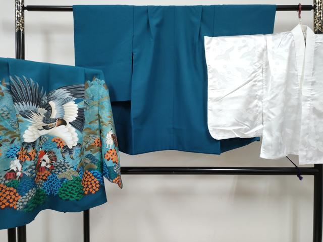 ■■■　サイズ　■■■ 【祝着】 身丈 71cm（肩から） 裄丈 48cm（肩上げ　2cm） 袖丈 46.5cm　縫込み 1.5cm 袖幅 28.5cm 前幅 17.5cm 後幅 23.5cm 着物縫いこみ 内揚げ 0cm （腰上げ　0cm） 裄 お袖側 約1cm　身頃側 約1cm 【羽織】 身丈 58.5cm（肩から） 裄丈 49.5cm（肩上げ　2cm） 袖丈 47cm　縫込み 1cm 袖幅 29.5cm 前幅 17cm 後幅 24cm （腰上げ　0cm） 裄 お袖側 約1cm　身頃側 約0cm 【長襦袢】 身丈 58cm（肩から） 裄丈 47cm（肩上げ　2cm） 袖丈 48cm　縫込み 1.5cm 袖幅 27.5cm 前幅 27cm 後幅 23cm 着物縫いこみ 内揚げ 0cm （腰上げ　0cm） 裄 お袖側 約3.5cm　身頃側 約0cm ■■■　商品詳細　■■■ 着物・羽織・襦袢【化繊】のいずれも 状態は特に目立ったシミ汚れなどもなく大変良い状態です。 お安く出品致しますので、是非この機会にいかがでしょうか？ ※長襦袢の前幅が後幅よりも大きい仕立てになっておりますので、ご確認の上ご入札くださいませ。 ※ご自身で洗濯された場合の保証はできかねます。専門店にご相談ください。 ■■■　注意事項　■■■ ■モニター発色の具合により色合いが異なる場合がございます。 ■寸法は多少の誤差が生じる場合がございますのでご了承ください。 ■縫込みの長さが左右非対称の場合は短い部分を記載しております。 左右非対称であってもご返品・お値引き等の保証は出来かねますので、ご了承の上ご購入をお願い致します。 ■シミ等のチェックには注意を払っておりますが、見落としがある場合もございますし、個人の見解も様々ですので神経質な方のご購入はお控えください。 ■箪笥に入っておりました着物や帯なので畳みシワや匂いがあるものもございます。 ■お休みは基本的に土日祝となりますが、その他臨時でお休みする場合がございますのでご了承ください。 ■商品の発送は平日のみの発送となります。 ■夜間と土曜、日曜日はお問い合わせの回答が遅れる場合がございます。 ■当店では、お直し、紋入れ、お手入れ等は承っておりません。 ■生地の状態（ヤケ、経年劣化等）によってはサイズ直しが出来ない場合がございます。 その点もどうかご了承のうえ、ご購入をお願いいたします。 ■弊社で取り扱う商品は一点ものにつき、時期や在庫状況に応じて金額が変更となる場合がございます。 ■検針は行っておりません。予めご了承いただきますようお願いいたします。 ■【洗える着物】と記載のある商品におきましては、商品お届け後に洗濯を行ってしまってからのご返品にはご対応しかねます。 念の為、専門店でのお手入れをお願いいたします。 ■写真に写っている物が全てになります。それ以外の付属品はございませんのでご了承ください。 ■状態に関する写真につきましては、掲載可能な写真枚数に限りがあるため、各箇所につき1枚参考画像を掲載しております。 ■着物のサイズ目安は下記を参考ください↓ ＜女性着物＞　お端折り次第で＋5cm　−1cmが着用可能サイズ 　例）身丈170cmの場合、身長160cm〜175cm ＜男性着物＞　身丈＋約25cm〜27cm程が適応身長 　例）身丈155cmの場合、身長180〜182cm