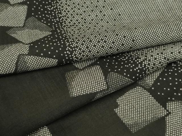 ■■■　サイズ　■■■ 身丈 156cm（肩から） 裄丈 67cm 袖丈 49cm　縫込み 1.5cm 袖幅 34.5cm 前幅 24cm 後幅 29cm 着物縫いこみ 内揚げ 2cm 裄 お袖側 約1cm　身頃側 約0cm ■■■　商品詳細　■■■ 【化繊】 状態は接写画像のように後身頃に薄い汚れがございますが その他特に目立ったシミ汚れなどもなく大変良い状態です。 お安く出品致しますので、是非この機会にいかがでしょうか？ ■■■　注意事項　■■■ ■モニター発色の具合により色合いが異なる場合がございます。 ■寸法は多少の誤差が生じる場合がございますのでご了承ください。 ■縫込みの長さが左右非対称の場合は短い部分を記載しております。 左右非対称であってもご返品・お値引き等の保証は出来かねますので、ご了承の上ご購入をお願い致します。 ■シミ等のチェックには注意を払っておりますが、見落としがある場合もございますし、個人の見解も様々ですので神経質な方のご購入はお控えください。 ■箪笥に入っておりました着物や帯なので畳みシワや匂いがあるものもございます。 ■お休みは基本的に土日祝となりますが、その他臨時でお休みする場合がございますのでご了承ください。 ■商品の発送は平日のみの発送となります。 ■夜間と土曜、日曜日はお問い合わせの回答が遅れる場合がございます。 ■当店では、お直し、紋入れ、お手入れ等は承っておりません。 ■生地の状態（ヤケ、経年劣化等）によってはサイズ直しが出来ない場合がございます。 その点もどうかご了承のうえ、ご購入をお願いいたします。 ■弊社で取り扱う商品は一点ものにつき、時期や在庫状況に応じて金額が変更となる場合がございます。 ■検針は行っておりません。予めご了承いただきますようお願いいたします。 ■【洗える着物】と記載のある商品におきましては、商品お届け後に洗濯を行ってしまってからのご返品にはご対応しかねます。 念の為、専門店でのお手入れをお願いいたします。 ■着物のサイズ目安は下記を参考ください↓ ＜女性着物＞　お端折り次第で＋5cm　−1cmが着用可能サイズ 　例）身丈170cmの場合、身長160cm〜175cm ＜男性着物＞　身丈＋約25cm〜27cm程が適応身長 　例）身丈155cmの場合、身長180〜182cm