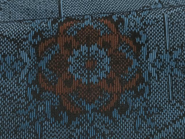 ■■■　サイズ　■■■ 身丈 161cm（肩から） 裄丈 65cm 袖丈 48cm　縫込み 3.5cm 袖幅 33.5cm 前幅 27.5cm 後幅 30.5cm 着物縫いこみ 内揚げ 0cm 裄 お袖側 約2.5cm　身頃側 約2.5cm ■■■　商品詳細　■■■ 【正絹】 状態は特に目立ったシミ汚れなどもなく大変良い状態です。 大変上質な逸品になります。 お安く出品致しますので、是非この機会にいかがでしょうか？ ■■■　注意事項　■■■ ■モニター発色の具合により色合いが異なる場合がございます。 ■寸法は多少の誤差が生じる場合がございますのでご了承ください。 ■縫込みの長さが左右非対称の場合は短い部分を記載しております。 左右非対称であってもご返品・お値引き等の保証は出来かねますので、ご了承の上ご購入をお願い致します。 ■シミ等のチェックには注意を払っておりますが、見落としがある場合もございますし、個人の見解も様々ですので神経質な方のご購入はお控えください。 ■箪笥に入っておりました着物や帯なので畳みシワや匂いがあるものもございます。 ■お休みは基本的に土日祝となりますが、その他臨時でお休みする場合がございますのでご了承ください。 ■商品の発送は平日のみの発送となります。 ■夜間と土曜、日曜日はお問い合わせの回答が遅れる場合がございます。 ■当店では、お直し、紋入れ、お手入れ等は承っておりません。 ■生地の状態（ヤケ、経年劣化等）によってはサイズ直しが出来ない場合がございます。 その点もどうかご了承のうえ、ご購入をお願いいたします。 ■弊社で取り扱う商品は一点ものにつき、時期や在庫状況に応じて金額が変更となる場合がございます。 ■検針は行っておりません。予めご了承いただきますようお願いいたします。 ■【洗える着物】と記載のある商品におきましては、商品お届け後に洗濯を行ってしまってからのご返品にはご対応しかねます。 念の為、専門店でのお手入れをお願いいたします。 ■着物のサイズ目安は下記を参考ください↓ ＜女性着物＞　お端折り次第で＋5cm　−1cmが着用可能サイズ 　例）身丈170cmの場合、身長160cm〜175cm ＜男性着物＞　身丈＋約25cm〜27cm程が適応身長 　例）身丈155cmの場合、身長180〜182cm