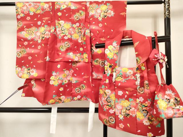 ■■■　サイズ　■■■ 【祝着】 身丈 74cm（肩から） 裄丈 40.5cm（肩上げ　3cm） 袖丈 56cm　縫込み 2cm 袖幅 26cm 前幅 15.5cm 後幅 20.5cm 着物縫いこみ 内揚げ 0cm （腰上げ　6.5cm） 裄 お袖側 約2cm　身頃側 約1cm 【被布】 身丈 51cm（肩から） 裄丈 14cm（肩上げ　3cm） ■■■　商品詳細　■■■ 着物(重ね衿：取り外し可能)・被布【化繊】ともに 状態は特に目立ったシミ汚れなどもなく大変良い状態です。 お安く出品致しますので、是非この機会にいかがでしょうか？ ※ご自身で洗濯された場合の保証はできかねます。専門店にご相談ください。 ■■■　注意事項　■■■ ■モニター発色の具合により色合いが異なる場合がございます。 ■寸法は多少の誤差が生じる場合がございますのでご了承ください。 ■縫込みの長さが左右非対称の場合は短い部分を記載しております。 左右非対称であってもご返品・お値引き等の保証は出来かねますので、ご了承の上ご購入をお願い致します。 ■シミ等のチェックには注意を払っておりますが、見落としがある場合もございますし、個人の見解も様々ですので神経質な方のご購入はお控えください。 ■箪笥に入っておりました着物や帯なので畳みシワや匂いがあるものもございます。 ■お休みは基本的に土日祝となりますが、その他臨時でお休みする場合がございますのでご了承ください。 ■商品の発送は平日のみの発送となります。 ■夜間と土曜、日曜日はお問い合わせの回答が遅れる場合がございます。 ■当店では、お直し、紋入れ、お手入れ等は承っておりません。 ■生地の状態（ヤケ、経年劣化等）によってはサイズ直しが出来ない場合がございます。 その点もどうかご了承のうえ、ご購入をお願いいたします。 ■弊社で取り扱う商品は一点ものにつき、時期や在庫状況に応じて金額が変更となる場合がございます。 ■検針は行っておりません。予めご了承いただきますようお願いいたします。 ■【洗える着物】と記載のある商品におきましては、商品お届け後に洗濯を行ってしまってからのご返品にはご対応しかねます。 念の為、専門店でのお手入れをお願いいたします。 ■着物のサイズ目安は下記を参考ください↓ ＜女性着物＞　お端折り次第で＋5cm　−1cmが着用可能サイズ 　例）身丈170cmの場合、身長160cm〜175cm ＜男性着物＞　身丈＋約25cm〜27cm程が適応身長 　例）身丈155cmの場合、身長180〜182cm