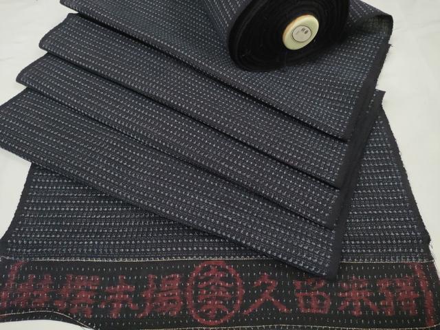 ■■■　サイズ　■■■ 長さ　　着尺分あり 幅　　　約36cm ■■■　商品詳細　■■■ 【綿・未使用】 状態は接写画像のように表地中程に染めムラがございます。 久留米絣(くるめかすり)は、日本三大絣の一つで 昭和51年には経済産業大臣指定伝統工芸品に指定された木綿を代表する織物です。 一口に絣と言っても製品になるまでの工程はくくり、染め、織りなど全30工程にも及びます。 また、「かすり」の語源は生地が織られる際に、 柄がかすれて見えることからその名が付いたと言われています。 久留米絣、最大の特徴はなんといっても経糸と緯糸を合わせて 複雑な柄を表現させる技術です。 かすりが持つ美しさや独特の風合いは熟練の職人の手によって生み出されます。 使用するほどに味が出て心地よくなる素材です。 大変上質な逸品になります。 お安く出品致しますので、是非この機会にいかがでしょうか？ ■■■　注意事項　■■■ ■モニター発色の具合により色合いが異なる場合がございます。 ■寸法は多少の誤差が生じる場合がございますのでご了承ください。 ■縫込みの長さが左右非対称の場合は短い部分を記載しております。 左右非対称であってもご返品・お値引き等の保証は出来かねますので、ご了承の上ご購入をお願い致します。 ■シミ等のチェックには注意を払っておりますが、見落としがある場合もございますし、個人の見解も様々ですので神経質な方のご購入はお控えください。 ■箪笥に入っておりました着物や帯なので畳みシワや匂いがあるものもございます。 ■お休みは基本的に土日祝となりますが、その他臨時でお休みする場合がございますのでご了承ください。 ■商品の発送は平日のみの発送となります。 ■夜間と土曜、日曜日はお問い合わせの回答が遅れる場合がございます。 ■当店では、お直し、紋入れ、お手入れ等は承っておりません。 ■生地の状態（ヤケ、経年劣化等）によってはサイズ直しが出来ない場合がございます。 その点もどうかご了承のうえ、ご購入をお願いいたします。 ■弊社で取り扱う商品は一点ものにつき、時期や在庫状況に応じて金額が変更となる場合がございます。 ■検針は行っておりません。予めご了承いただきますようお願いいたします。 ■【洗える着物】と記載のある商品におきましては、商品お届け後に洗濯を行ってしまってからのご返品にはご対応しかねます。 念の為、専門店でのお手入れをお願いいたします。 ■写真に写っている物が全てになります。それ以外の付属品はございませんのでご了承ください。 ■状態に関する写真につきましては、掲載可能な写真枚数に限りがあるため、各箇所につき1枚参考画像を掲載しております。 ■着物のサイズ目安は下記を参考ください↓ ＜女性着物＞　お端折り次第で＋5cm　－1cmが着用可能サイズ 　例）身丈170cmの場合、身長160cm～175cm ＜男性着物＞　身丈＋約25cm～27cm程が適応身長 　例）身丈155cmの場合、身長180～182cm