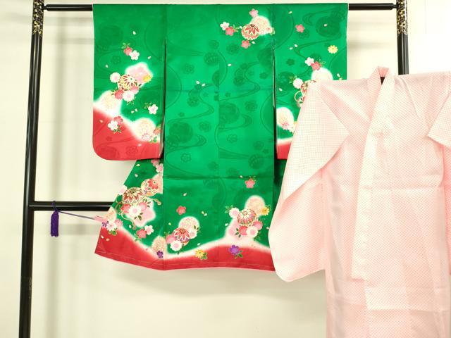 ■■■　サイズ　■■■ 【祝着】 身丈 100.5cm（肩から） 裄丈 48.5cm（肩上げ　0cm） 袖丈 61cm 袖幅 28cm 前幅 16.5cm 後幅 20cm 着物縫いこみ 内揚げ 0cm 裄 お袖側 約 2cm　身頃側 約 1cm 【襦袢】 身丈 86.5cm（肩から） 裄丈 45cm（肩上げ　0cm） 袖丈 59cm 袖幅 26.5cm 前幅 17.5cm 後幅 19.5cm 着物縫いこみ 内揚げ 0cm 裄 お袖側 約 5cm　身頃側 約 1cm ■■■　商品詳細　■■■ 【祝着・表地:正絹・裏地:化繊・新品】 【襦袢・化繊】 状態は特に目立ったシミ汚れなどもなく大変良い状態です。 大変上質な極上の逸品になります。 お安く出品致しますので、是非この機会にいかがでしょうか？ ■■■　注意事項　■■■ ■モニター発色の具合により色合いが異なる場合がございます。 ■寸法は多少の誤差が生じる場合がございますのでご了承ください。 ■縫込みの長さが左右非対称の場合は短い部分を記載しております。 左右非対称であってもご返品・お値引き等の保証は出来かねますので、ご了承の上ご購入をお願い致します。 ■シミ等のチェックには注意を払っておりますが、見落としがある場合もございますし、個人の見解も様々ですので神経質な方のご購入はお控えください。 ■箪笥に入っておりました着物や帯なので畳みシワや匂いがあるものもございます。 ■お休みは基本的に土日祝となりますが、その他臨時でお休みする場合がございますのでご了承ください。 ■商品の発送は平日のみの発送となります。 ■夜間と土曜、日曜日はお問い合わせの回答が遅れる場合がございます。 ■当店では、お直し、紋入れ、お手入れ等は承っておりません。 ■生地の状態（ヤケ、経年劣化等）によってはサイズ直しが出来ない場合がございます。 その点もどうかご了承のうえ、ご購入をお願いいたします。 ■弊社で取り扱う商品は一点ものにつき、時期や在庫状況に応じて金額が変更となる場合がございます。 ■検針は行っておりません。予めご了承いただきますようお願いいたします。 ■【洗える着物】と記載のある商品におきましては、商品お届け後に洗濯を行ってしまってからのご返品にはご対応しかねます。 念の為、専門店でのお手入れをお願いいたします。 ■着物のサイズ目安は下記を参考ください↓ ＜女性着物＞　お端折り次第で＋5?　−10?が着用可能サイズ 　例）身丈170?の場合、身長160?〜175? ＜男性着物＞　身丈＋約25?〜27?程が適応身長 　例）身丈155?の場合、身長180〜182?