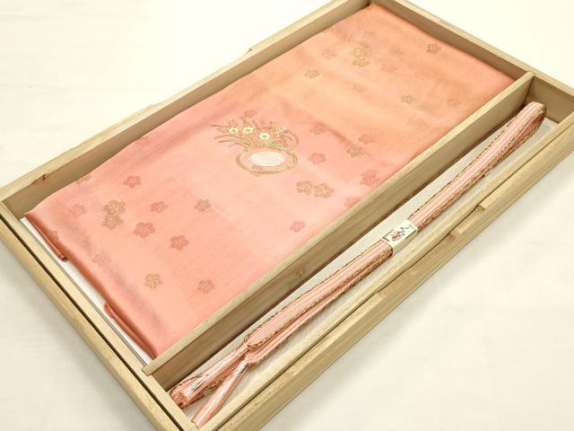■■■　サイズ　■■■ %1% ■■■　商品詳細　■■■ 状態は参考画像のように帯揚げに薄い汚れがございます。 大変上質な逸品になります。 お安く出品致しますので、是非この機会にいかがでしょうか？ ■■■　注意事項　■■■ ■モニター発色の具合により色合いが異なる場合がございます。 ■寸法は多少の誤差が生じる場合がございますのでご了承ください。 ■縫込みの長さが左右非対称の場合は短い部分を記載しております。 左右非対称であってもご返品・お値引き等の保証は出来かねますので、ご了承の上ご購入をお願い致します。 ■シミ等のチェックには注意を払っておりますが、見落としがある場合もございますし、個人の見解も様々ですので神経質な方のご購入はお控えください。 ■箪笥に入っておりました着物や帯なので畳みシワや匂いがあるものもございます。 ■お休みは基本的に土日祝となりますが、その他臨時でお休みする場合がございますのでご了承ください。 ■商品の発送は平日のみの発送となります。 ■夜間と土曜、日曜日はお問い合わせの回答が遅れる場合がございます。 ■当店では、お直し、紋入れ、お手入れ等は承っておりません。 ■生地の状態（ヤケ、経年劣化等）によってはサイズ直しが出来ない場合がございます。 その点もどうかご了承のうえ、ご購入をお願いいたします。 ■弊社で取り扱う商品は一点ものにつき、時期や在庫状況に応じて金額が変更となる場合がございます。 ■検針は行っておりません。予めご了承いただきますようお願いいたします。 ■【洗える着物】と記載のある商品におきましては、商品お届け後に洗濯を行ってしまってからのご返品にはご対応しかねます。 念の為、専門店でのお手入れをお願いいたします。 ■着物のサイズ目安は下記を参考ください↓ ＜女性着物＞　お端折り次第で＋5?　−10?が着用可能サイズ 　例）身丈170?の場合、身長160?〜175? ＜男性着物＞　身丈＋約25?〜27?程が適応身長 　例）身丈155?の場合、身長180〜182?