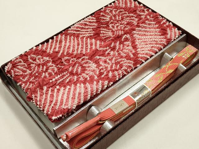 ■■■　商品詳細　■■■ 【未使用】 状態は特に目立ったシミ汚れなどもなく大変良い状態です。 大変上質な逸品になります。 お安く出品致しますので、是非この機会にいかがでしょうか？ ■■■　注意事項　■■■ ■モニター発色の具合により色合いが異なる場合がございます。 ■寸法は多少の誤差が生じる場合がございますのでご了承ください。 ■縫込みの長さが左右非対称の場合は短い部分を記載しております。 左右非対称であってもご返品・お値引き等の保証は出来かねますので、ご了承の上ご購入をお願い致します。 ■シミ等のチェックには注意を払っておりますが、見落としがある場合もございますし、個人の見解も様々ですので神経質な方のご購入はお控えください。 ■箪笥に入っておりました着物や帯なので畳みシワや匂いがあるものもございます。 ■お休みは基本的に土日祝となりますが、その他臨時でお休みする場合がございますのでご了承ください。 ■商品の発送は平日のみの発送となります。 ■夜間と土曜、日曜日はお問い合わせの回答が遅れる場合がございます。 ■当店では、お直し、紋入れ、お手入れ等は承っておりません。 ■生地の状態（ヤケ、経年劣化等）によってはサイズ直しが出来ない場合がございます。 その点もどうかご了承のうえ、ご購入をお願いいたします。 ■弊社で取り扱う商品は一点ものにつき、時期や在庫状況に応じて金額が変更となる場合がございます。 ■検針は行っておりません。予めご了承いただきますようお願いいたします。 ■【洗える着物】と記載のある商品におきましては、商品お届け後に洗濯を行ってしまってからのご返品にはご対応しかねます。 念の為、専門店でのお手入れをお願いいたします。 ■着物のサイズ目安は下記を参考ください↓ ＜女性着物＞　お端折り次第で＋5cm　−1cmが着用可能サイズ 　例）身丈170cmの場合、身長160cm〜175cm ＜男性着物＞　身丈＋約25cm〜27cm程が適応身長 　例）身丈155cmの場合、身長180〜182cm