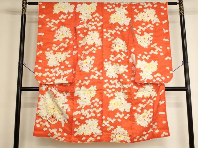 ■■■　サイズ　■■■ 【祝着】 身丈 124.5cm（肩から） 裄丈 57cm（肩上げ　0cm） 袖丈 75cm　縫込み 2.5cm 袖幅 32.5cm 前幅 18.5cm 後幅 25cm 着物縫いこみ 内揚げ 0cm （腰上げ　0cm） 裄 お袖側 約1cm　身頃側 約1cm ■■■　商品詳細　■■■ 着物【化繊】の状態は接写画像のように表地所々・裏地に汚れがございます。 ぜひお手入れをされてお召しになられてはいかがでしょうか。 お安く出品致しますので、是非この機会にいかがでしょうか？ ■■■　注意事項　■■■ ■モニター発色の具合により色合いが異なる場合がございます。 ■寸法は多少の誤差が生じる場合がございますのでご了承ください。 ■縫込みの長さが左右非対称の場合は短い部分を記載しております。 左右非対称であってもご返品・お値引き等の保証は出来かねますので、ご了承の上ご購入をお願い致します。 ■シミ等のチェックには注意を払っておりますが、見落としがある場合もございますし、個人の見解も様々ですので神経質な方のご購入はお控えください。 ■箪笥に入っておりました着物や帯なので畳みシワや匂いがあるものもございます。 ■お休みは基本的に土日祝となりますが、その他臨時でお休みする場合がございますのでご了承ください。 ■商品の発送は平日のみの発送となります。 ■夜間と土曜、日曜日はお問い合わせの回答が遅れる場合がございます。 ■当店では、お直し、紋入れ、お手入れ等は承っておりません。 ■生地の状態（ヤケ、経年劣化等）によってはサイズ直しが出来ない場合がございます。 その点もどうかご了承のうえ、ご購入をお願いいたします。 ■弊社で取り扱う商品は一点ものにつき、時期や在庫状況に応じて金額が変更となる場合がございます。 ■検針は行っておりません。予めご了承いただきますようお願いいたします。 ■【洗える着物】と記載のある商品におきましては、商品お届け後に洗濯を行ってしまってからのご返品にはご対応しかねます。 念の為、専門店でのお手入れをお願いいたします。 ■写真に写っている物が全てになります。それ以外の付属品はございませんのでご了承ください。 ■状態に関する写真につきましては、掲載可能な写真枚数に限りがあるため、各箇所につき1枚参考画像を掲載しております。 ■着物のサイズ目安は下記を参考ください↓ ＜女性着物＞　お端折り次第で＋5cm　−1cmが着用可能サイズ 　例）身丈170cmの場合、身長160cm〜175cm ＜男性着物＞　身丈＋約25cm〜27cm程が適応身長 　例）身丈155cmの場合、身長180〜182cm