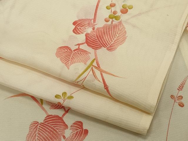 ■■■　サイズ　■■■ 身丈 159.5cm（肩から） 裄丈 65cm 袖丈 51cm　縫込み 4cm 袖幅 32cm 前幅 23cm 後幅 31cm 着物縫いこみ 内揚げ 0cm 裄 お袖側 約1cm　身頃側 約0cm ■■■　商品詳細　■■■ 【正絹・バチ衿】 状態は接写画像のように後身頃・下前・右袖前後に後身頃がございますが その他特に目立ったシミ汚れなどもなく大変良い状態です。 大変上質な逸品になります。 お安く出品致しますので、是非この機会にいかがでしょうか？ ■■■　注意事項　■■■ ■モニター発色の具合により色合いが異なる場合がございます。 ■寸法は多少の誤差が生じる場合がございますのでご了承ください。 ■縫込みの長さが左右非対称の場合は短い部分を記載しております。 左右非対称であってもご返品・お値引き等の保証は出来かねますので、ご了承の上ご購入をお願い致します。 ■シミ等のチェックには注意を払っておりますが、見落としがある場合もございますし、個人の見解も様々ですので神経質な方のご購入はお控えください。 ■箪笥に入っておりました着物や帯なので畳みシワや匂いがあるものもございます。 ■お休みは基本的に土日祝となりますが、その他臨時でお休みする場合がございますのでご了承ください。 ■商品の発送は平日のみの発送となります。 ■夜間と土曜、日曜日はお問い合わせの回答が遅れる場合がございます。 ■当店では、お直し、紋入れ、お手入れ等は承っておりません。 ■生地の状態（ヤケ、経年劣化等）によってはサイズ直しが出来ない場合がございます。 その点もどうかご了承のうえ、ご購入をお願いいたします。 ■弊社で取り扱う商品は一点ものにつき、時期や在庫状況に応じて金額が変更となる場合がございます。 ■検針は行っておりません。予めご了承いただきますようお願いいたします。 ■【洗える着物】と記載のある商品におきましては、商品お届け後に洗濯を行ってしまってからのご返品にはご対応しかねます。 念の為、専門店でのお手入れをお願いいたします。 ■着物のサイズ目安は下記を参考ください↓ ＜女性着物＞　お端折り次第で＋5cm　−1cmが着用可能サイズ 　例）身丈170cmの場合、身長160cm〜175cm ＜男性着物＞　身丈＋約25cm〜27cm程が適応身長 　例）身丈155cmの場合、身長180〜182cm