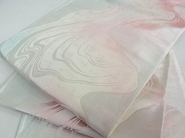 ■■■　サイズ　■■■ 長さ 432cm 幅 31cm程 ■■■　商品詳細　■■■ 【正絹・関西仕立て・芯なし】 状態は接写画像のように 太鼓所々・太鼓上部所々、柄止まりに薄い汚れがございますが その他特に目立ったシミ汚れなどもなく大変良い状態です。 大変上質な逸品になります。 お安く出品致しますので、是非この機会にいかがでしょうか？ ■■■　注意事項　■■■ ■モニター発色の具合により色合いが異なる場合がございます。 ■寸法は多少の誤差が生じる場合がございますのでご了承ください。 ■縫込みの長さが左右非対称の場合は短い部分を記載しております。 左右非対称であってもご返品・お値引き等の保証は出来かねますので、ご了承の上ご購入をお願い致します。 ■シミ等のチェックには注意を払っておりますが、見落としがある場合もございますし、個人の見解も様々ですので神経質な方のご購入はお控えください。 ■箪笥に入っておりました着物や帯なので畳みシワや匂いがあるものもございます。 ■お休みは基本的に土日祝となりますが、その他臨時でお休みする場合がございますのでご了承ください。 ■商品の発送は平日のみの発送となります。 ■夜間と土曜、日曜日はお問い合わせの回答が遅れる場合がございます。 ■当店では、お直し、紋入れ、お手入れ等は承っておりません。 ■生地の状態（ヤケ、経年劣化等）によってはサイズ直しが出来ない場合がございます。 その点もどうかご了承のうえ、ご購入をお願いいたします。 ■弊社で取り扱う商品は一点ものにつき、時期や在庫状況に応じて金額が変更となる場合がございます。 ■検針は行っておりません。予めご了承いただきますようお願いいたします。 ■【洗える着物】と記載のある商品におきましては、商品お届け後に洗濯を行ってしまってからのご返品にはご対応しかねます。 念の為、専門店でのお手入れをお願いいたします。 ■着物のサイズ目安は下記を参考ください↓ ＜女性着物＞　お端折り次第で＋5cm　−1cmが着用可能サイズ 　例）身丈170cmの場合、身長160cm〜175cm ＜男性着物＞　身丈＋約25cm〜27cm程が適応身長 　例）身丈155cmの場合、身長180〜182cm