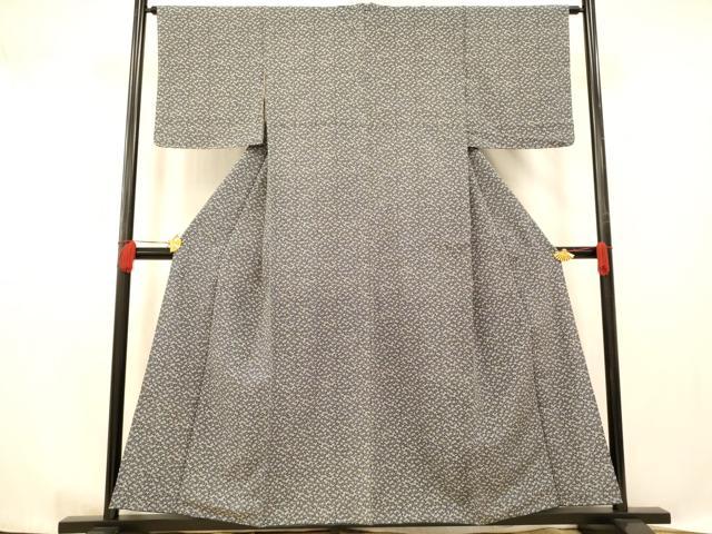 ■■■　サイズ　■■■ 身丈 154cm（肩から） 裄丈 64cm 袖丈 47.5cm　縫込み 2.5cm 袖幅 33cm 前幅 24.5cm 後幅 30cm 着物縫いこみ 内揚げ 2cm 裄 お袖側 約2cm　身頃側 約3cm ■■■　商品詳細　■■■ 【正絹】 状態は画像を添付しておりますので、そちらをご確認下さいますよう宜しくお願い致します。 大変上質な逸品になります。 お安く出品致しますので、是非この機会にいかがでしょうか？ ■■■　注意事項　■■■ ■モニター発色の具合により色合いが異なる場合がございます。 ■寸法は多少の誤差が生じる場合がございますのでご了承ください。 ■縫込みの長さが左右非対称の場合は短い部分を記載しております。 左右非対称であってもご返品・お値引き等の保証は出来かねますので、ご了承の上ご購入をお願い致します。 ■シミ等のチェックには注意を払っておりますが、見落としがある場合もございますし、個人の見解も様々ですので神経質な方のご購入はお控えください。 ■箪笥に入っておりました着物や帯なので畳みシワや匂いがあるものもございます。 ■お休みは基本的に土日祝となりますが、その他臨時でお休みする場合がございますのでご了承ください。 ■商品の発送は平日のみの発送となります。 ■夜間と土曜、日曜日はお問い合わせの回答が遅れる場合がございます。 ■当店では、お直し、紋入れ、お手入れ等は承っておりません。 ■生地の状態（ヤケ、経年劣化等）によってはサイズ直しが出来ない場合がございます。 その点もどうかご了承のうえ、ご購入をお願いいたします。 ■弊社で取り扱う商品は一点ものにつき、時期や在庫状況に応じて金額が変更となる場合がございます。 ■検針は行っておりません。予めご了承いただきますようお願いいたします。 ■【洗える着物】と記載のある商品におきましては、商品お届け後に洗濯を行ってしまってからのご返品にはご対応しかねます。 念の為、専門店でのお手入れをお願いいたします。 ■着物のサイズ目安は下記を参考ください↓ ＜女性着物＞　お端折り次第で＋5cm　−1cmが着用可能サイズ 　例）身丈170cmの場合、身長160cm〜175cm ＜男性着物＞　身丈＋約25cm〜27cm程が適応身長 　例）身丈155cmの場合、身長180〜182cm