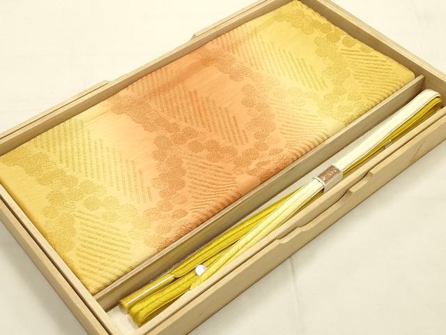 ■■■　サイズ　■■■ %1% ■■■　商品詳細　■■■ 【未使用】 状態は特に目立ったシミ汚れなどもなく大変良い状態です。 大変上質な逸品になります。 お安く出品致しますので、是非この機会にいかがでしょうか？ ■■■　注意事項　■■■ ■モニター発色の具合により色合いが異なる場合がございます。 ■寸法は多少の誤差が生じる場合がございますのでご了承ください。 ■縫込みの長さが左右非対称の場合は短い部分を記載しております。 左右非対称であってもご返品・お値引き等の保証は出来かねますので、ご了承の上ご購入をお願い致します。 ■シミ等のチェックには注意を払っておりますが、見落としがある場合もございますし、個人の見解も様々ですので神経質な方のご購入はお控えください。 ■箪笥に入っておりました着物や帯なので畳みシワや匂いがあるものもございます。 ■お休みは基本的に土日祝となりますが、その他臨時でお休みする場合がございますのでご了承ください。 ■商品の発送は平日のみの発送となります。 ■夜間と土曜、日曜日はお問い合わせの回答が遅れる場合がございます。 ■当店では、お直し、紋入れ、お手入れ等は承っておりません。 ■生地の状態（ヤケ、経年劣化等）によってはサイズ直しが出来ない場合がございます。 その点もどうかご了承のうえ、ご購入をお願いいたします。 ■弊社で取り扱う商品は一点ものにつき、時期や在庫状況に応じて金額が変更となる場合がございます。 ■検針は行っておりません。予めご了承いただきますようお願いいたします。 ■【洗える着物】と記載のある商品におきましては、商品お届け後に洗濯を行ってしまってからのご返品にはご対応しかねます。 念の為、専門店でのお手入れをお願いいたします。 ■着物のサイズ目安は下記を参考ください↓ ＜女性着物＞　お端折り次第で＋5?　−10?が着用可能サイズ 　例）身丈170?の場合、身長160?〜175? ＜男性着物＞　身丈＋約25?〜27?程が適応身長 　例）身丈155?の場合、身長180〜182?