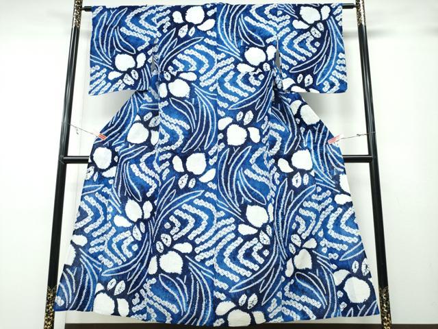 ■■■　サイズ　■■■ 身丈 151.5cm（肩から） 裄丈 63cm 袖丈 47cm　縫込み 3.5cm 袖幅 33cm 前幅 25cm 後幅 29cm 着物縫いこみ 内揚げ 0cm 裄 お袖側 約3cm　身頃側 約2cm ■■■　商品詳細　■■■ 【綿】 状態は特に目立ったシミ汚れなどもなく大変良い状態です。 人気の高い“有松鳴海絞り”の浴衣でございます。 “鳴海絞り”ならではの表情を生み出す立体感と 淡いぼかしで息を吹き込まれ、 今にも動き出しそうな迫力を放っております。 夏祭りや花火大会、これから増えるイベントに連れ立って、 より夏をお楽しみ下さいませ。 大変上質な逸品になります。 お安く出品致しますので、是非この機会にいかがでしょうか？ ■■■　注意事項　■■■ ■モニター発色の具合により色合いが異なる場合がございます。 ■寸法は多少の誤差が生じる場合がございますのでご了承ください。 ■縫込みの長さが左右非対称の場合は短い部分を記載しております。 左右非対称であってもご返品・お値引き等の保証は出来かねますので、ご了承の上ご購入をお願い致します。 ■シミ等のチェックには注意を払っておりますが、見落としがある場合もございますし、個人の見解も様々ですので神経質な方のご購入はお控えください。 ■箪笥に入っておりました着物や帯なので畳みシワや匂いがあるものもございます。 ■お休みは基本的に土日祝となりますが、その他臨時でお休みする場合がございますのでご了承ください。 ■商品の発送は平日のみの発送となります。 ■夜間と土曜、日曜日はお問い合わせの回答が遅れる場合がございます。 ■当店では、お直し、紋入れ、お手入れ等は承っておりません。 ■生地の状態（ヤケ、経年劣化等）によってはサイズ直しが出来ない場合がございます。 その点もどうかご了承のうえ、ご購入をお願いいたします。 ■弊社で取り扱う商品は一点ものにつき、時期や在庫状況に応じて金額が変更となる場合がございます。 ■検針は行っておりません。予めご了承いただきますようお願いいたします。 ■【洗える着物】と記載のある商品におきましては、商品お届け後に洗濯を行ってしまってからのご返品にはご対応しかねます。 念の為、専門店でのお手入れをお願いいたします。 ■着物のサイズ目安は下記を参考ください↓ ＜女性着物＞　お端折り次第で＋5cm　−1cmが着用可能サイズ 　例）身丈170cmの場合、身長160cm〜175cm ＜男性着物＞　身丈＋約25cm〜27cm程が適応身長 　例）身丈155cmの場合、身長180〜182cm