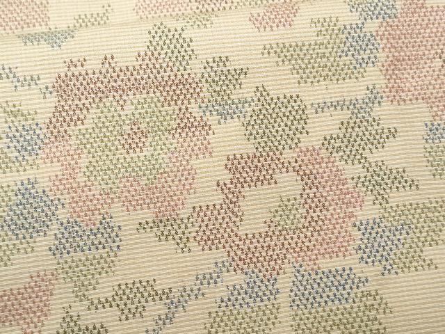 ■■■　サイズ　■■■ 身丈 161cm（肩から） 裄丈 64.5cm 袖丈 43.5cm　縫込み 5.5cm 袖幅 33.5cm 前幅 23cm 後幅 27.5cm 着物縫いこみ 内揚げ 0cm 裄 お袖側 約2cm　身頃側 約2.5cm ■■■　商品詳細　■■■ 【正絹】 状態は画像を添付しておりますので、そちらをご確認下さいますよう宜しくお願い致します。 大変上質な逸品になります。 お安く出品致しますので、是非この機会にいかがでしょうか？ ■■■　注意事項　■■■ ■モニター発色の具合により色合いが異なる場合がございます。 ■寸法は多少の誤差が生じる場合がございますのでご了承ください。 ■縫込みの長さが左右非対称の場合は短い部分を記載しております。 左右非対称であってもご返品・お値引き等の保証は出来かねますので、ご了承の上ご購入をお願い致します。 ■シミ等のチェックには注意を払っておりますが、見落としがある場合もございますし、個人の見解も様々ですので神経質な方のご購入はお控えください。 ■箪笥に入っておりました着物や帯なので畳みシワや匂いがあるものもございます。 ■お休みは基本的に土日祝となりますが、その他臨時でお休みする場合がございますのでご了承ください。 ■商品の発送は平日のみの発送となります。 ■夜間と土曜、日曜日はお問い合わせの回答が遅れる場合がございます。 ■当店では、お直し、紋入れ、お手入れ等は承っておりません。 ■生地の状態（ヤケ、経年劣化等）によってはサイズ直しが出来ない場合がございます。 その点もどうかご了承のうえ、ご購入をお願いいたします。 ■弊社で取り扱う商品は一点ものにつき、時期や在庫状況に応じて金額が変更となる場合がございます。 ■検針は行っておりません。予めご了承いただきますようお願いいたします。 ■【洗える着物】と記載のある商品におきましては、商品お届け後に洗濯を行ってしまってからのご返品にはご対応しかねます。 念の為、専門店でのお手入れをお願いいたします。 ■着物のサイズ目安は下記を参考ください↓ ＜女性着物＞　お端折り次第で＋5cm　−1cmが着用可能サイズ 　例）身丈170cmの場合、身長160cm〜175cm ＜男性着物＞　身丈＋約25cm〜27cm程が適応身長 　例）身丈155cmの場合、身長180〜182cm