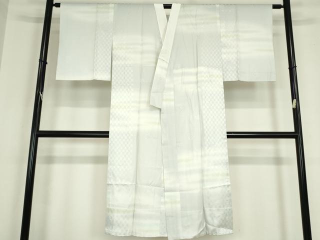 ■■■　サイズ　■■■ 身丈 126cm（肩から） 裄丈 64cm 袖丈 48cm　縫込み 5cm 袖幅 32cm 前幅 31cm 後幅 33cm 着物縫いこみ 内揚げ 9cm 裄 お袖側 約2cm　身頃側 約2cm ■■■　商品詳細　■■■ 【正絹】 状態は特に目立ったシミ汚れなどもなく大変良い状態です。 大変上質な逸品になります。 お安く出品致しますので、是非この機会にいかがでしょうか？ ■■■　注意事項　■■■ ■モニター発色の具合により色合いが異なる場合がございます。 ■寸法は多少の誤差が生じる場合がございますのでご了承ください。 ■縫込みの長さが左右非対称の場合は短い部分を記載しております。 左右非対称であってもご返品・お値引き等の保証は出来かねますので、ご了承の上ご購入をお願い致します。 ■シミ等のチェックには注意を払っておりますが、見落としがある場合もございますし、個人の見解も様々ですので神経質な方のご購入はお控えください。 ■箪笥に入っておりました着物や帯なので畳みシワや匂いがあるものもございます。 ■お休みは基本的に土日祝となりますが、その他臨時でお休みする場合がございますのでご了承ください。 ■商品の発送は平日のみの発送となります。 ■夜間と土曜、日曜日はお問い合わせの回答が遅れる場合がございます。 ■当店では、お直し、紋入れ、お手入れ等は承っておりません。 ■生地の状態（ヤケ、経年劣化等）によってはサイズ直しが出来ない場合がございます。 その点もどうかご了承のうえ、ご購入をお願いいたします。 ■弊社で取り扱う商品は一点ものにつき、時期や在庫状況に応じて金額が変更となる場合がございます。 ■検針は行っておりません。予めご了承いただきますようお願いいたします。 ■【洗える着物】と記載のある商品におきましては、商品お届け後に洗濯を行ってしまってからのご返品にはご対応しかねます。 念の為、専門店でのお手入れをお願いいたします。 ■着物のサイズ目安は下記を参考ください↓ ＜女性着物＞　お端折り次第で＋5cm　−1cmが着用可能サイズ 　例）身丈170cmの場合、身長160cm〜175cm ＜男性着物＞　身丈＋約25cm〜27cm程が適応身長 　例）身丈155cmの場合、身長180〜182cm