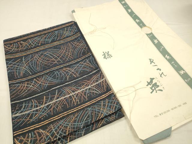 ■■■　サイズ　■■■ 長さ 370cm 幅 30.5cm程 ■■■　商品詳細　■■■ 【化繊】 状態は締めてはおりますが 特に目立ったシミ汚れなどもなく大変良い状態です。 川島織物は明治24年、国内業者で初の宮内省御用達となるなど、 創業以来、技術と品質、独自のデザイン表現力にとことんこだわり続け、 今や、「三本線に軍配マークの川島の帯は最高級」 といわれるトップブランドです。 神楽坂にある最高級洗える着物専門店＜英＞はなぶさ。 お安く出品致しますので、是非この機会にいかがでしょうか？ ■■■　注意事項　■■■ ■モニター発色の具合により色合いが異なる場合がございます。 ■寸法は多少の誤差が生じる場合がございますのでご了承ください。 ■縫込みの長さが左右非対称の場合は短い部分を記載しております。 左右非対称であってもご返品・お値引き等の保証は出来かねますので、ご了承の上ご購入をお願い致します。 ■シミ等のチェックには注意を払っておりますが、見落としがある場合もございますし、個人の見解も様々ですので神経質な方のご購入はお控えください。 ■箪笥に入っておりました着物や帯なので畳みシワや匂いがあるものもございます。 ■お休みは基本的に土日祝となりますが、その他臨時でお休みする場合がございますのでご了承ください。 ■商品の発送は平日のみの発送となります。 ■夜間と土曜、日曜日はお問い合わせの回答が遅れる場合がございます。 ■当店では、お直し、紋入れ、お手入れ等は承っておりません。 ■生地の状態（ヤケ、経年劣化等）によってはサイズ直しが出来ない場合がございます。 その点もどうかご了承のうえ、ご購入をお願いいたします。 ■弊社で取り扱う商品は一点ものにつき、時期や在庫状況に応じて金額が変更となる場合がございます。 ■検針は行っておりません。予めご了承いただきますようお願いいたします。 ■【洗える着物】と記載のある商品におきましては、商品お届け後に洗濯を行ってしまってからのご返品にはご対応しかねます。 念の為、専門店でのお手入れをお願いいたします。 ■着物のサイズ目安は下記を参考ください↓ ＜女性着物＞　お端折り次第で＋5cm　−1cmが着用可能サイズ 　例）身丈170cmの場合、身長160cm〜175cm ＜男性着物＞　身丈＋約25cm〜27cm程が適応身長 　例）身丈155cmの場合、身長180〜182cm