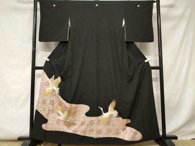 ■■■　サイズ　■■■ 身丈 160cm（肩から） 裄丈 65cm 袖丈 49cm　縫込み 7cm 袖幅 33cm 前幅 24cm 後幅 30cm 着物縫いこみ 内揚げ 6cm 裄 お袖側 約1cm　身頃側 約2cm ■■■　商品詳細　■■■ 【正絹・五つ紋・比翼仕立て】 状態は画像を添付しておりますので、そちらをご確認下さいますよう宜しくお願い致します。 大変上質な逸品になります。 お安く出品致しますので、是非この機会にいかがでしょうか？ ■■■　注意事項　■■■ ■モニター発色の具合により色合いが異なる場合がございます。 ■寸法は多少の誤差が生じる場合がございますのでご了承ください。 ■縫込みの長さが左右非対称の場合は短い部分を記載しております。 左右非対称であってもご返品・お値引き等の保証は出来かねますので、ご了承の上ご購入をお願い致します。 ■シミ等のチェックには注意を払っておりますが、見落としがある場合もございますし、個人の見解も様々ですので神経質な方のご購入はお控えください。 ■箪笥に入っておりました着物や帯なので畳みシワや匂いがあるものもございます。 ■お休みは基本的に土日祝となりますが、その他臨時でお休みする場合がございますのでご了承ください。 ■商品の発送は平日のみの発送となります。 ■夜間と土曜、日曜日はお問い合わせの回答が遅れる場合がございます。 ■当店では、お直し、紋入れ、お手入れ等は承っておりません。 ■生地の状態（ヤケ、経年劣化等）によってはサイズ直しが出来ない場合がございます。 その点もどうかご了承のうえ、ご購入をお願いいたします。 ■弊社で取り扱う商品は一点ものにつき、時期や在庫状況に応じて金額が変更となる場合がございます。 ■検針は行っておりません。予めご了承いただきますようお願いいたします。 ■【洗える着物】と記載のある商品におきましては、商品お届け後に洗濯を行ってしまってからのご返品にはご対応しかねます。 念の為、専門店でのお手入れをお願いいたします。 ■着物のサイズ目安は下記を参考ください↓ ＜女性着物＞　お端折り次第で＋5cm　−1cmが着用可能サイズ 　例）身丈170cmの場合、身長160cm〜175cm ＜男性着物＞　身丈＋約25cm〜27cm程が適応身長 　例）身丈155cmの場合、身長180〜182cm