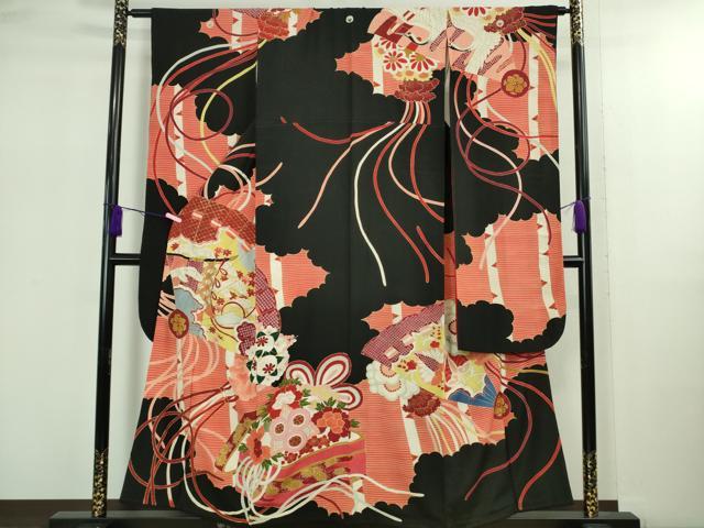 ■■■　サイズ　■■■ 身丈 153cm（肩から） 裄丈 63.5cm 袖丈 103cm 袖幅 33.5cm 前幅 23.5cm 後幅 28.5cm 着物縫いこみ 内揚げ 4.5cm 裄 お袖側 約 3cm　身頃側 約 4.5cm ■■■　商品詳細　■■■ 【正絹・五つ紋・ふき綿仕立て】 状態は接写画像のように 両袖付けに糸解け、表地所々、衿山、八掛にアンティーク汚れ・ヤケがございます。 大変上質な極上の逸品になります。 お安く出品致しますので、是非この機会にいかがでしょうか？ ※大正ロマンなレトロ品です。 和モダン・レトロ感をお楽しみください。 アンティークになりますので お品物の状態の感じ方には個人差がございます。 ご理解の上でのご入札をお願い致します。 ■■■　注意事項　■■■ ■モニター発色の具合により色合いが異なる場合がございます。 ■寸法は多少の誤差が生じる場合がございますのでご了承ください。 ■縫込みの長さが左右非対称の場合は短い部分を記載しております。 左右非対称であってもご返品・お値引き等の保証は出来かねますので、ご了承の上ご購入をお願い致します。 ■シミ等のチェックには注意を払っておりますが、見落としがある場合もございますし、個人の見解も様々ですので神経質な方のご購入はお控えください。 ■箪笥に入っておりました着物や帯なので畳みシワや匂いがあるものもございます。 ■お休みは基本的に土日祝となりますが、その他臨時でお休みする場合がございますのでご了承ください。 ■商品の発送は平日のみの発送となります。 ■夜間と土曜、日曜日はお問い合わせの回答が遅れる場合がございます。 ■当店では、お直し、紋入れ、お手入れ等は承っておりません。 ■生地の状態（ヤケ、経年劣化等）によってはサイズ直しが出来ない場合がございます。 その点もどうかご了承のうえ、ご購入をお願いいたします。 ■弊社で取り扱う商品は一点ものにつき、時期や在庫状況に応じて金額が変更となる場合がございます。 ■検針は行っておりません。予めご了承いただきますようお願いいたします。 ■【洗える着物】と記載のある商品におきましては、商品お届け後に洗濯を行ってしまってからのご返品にはご対応しかねます。 念の為、専門店でのお手入れをお願いいたします。 ■着物のサイズ目安は下記を参考ください↓ ＜女性着物＞　お端折り次第で＋5?　−10?が着用可能サイズ 　例）身丈170?の場合、身長160?〜175? ＜男性着物＞　身丈＋約25?〜27?程が適応身長 　例）身丈155?の場合、身長180〜182?