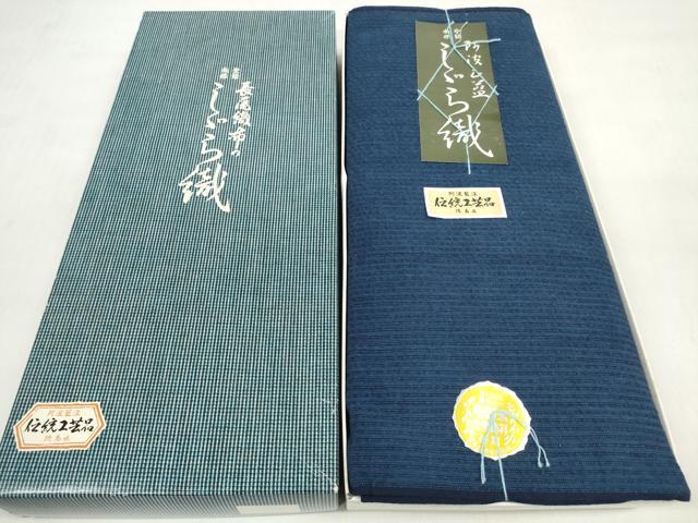 ■■■　サイズ　■■■ 長さ　　着尺分あり 幅　　　約38cm ■■■　商品詳細　■■■ 【綿・未使用】 状態は特に目立ったシミ汚れなどもなく大変良い状態です。 徳島県の伝統的な綿織物で、 国によって伝統的工芸品に指定されている阿波しじら織。 かつて徳島藩では庶民の絹織物の着用が禁じられており、 綿織物をよりお洒落に楽しみたいという人々の思いから生まれた織物です。 経糸の伸縮性を利用した、独特のしぼのある風合いが 素朴な魅力に満ちていて、なんといっても先染め糸で 織り表された柄が気取らないお洒落さを感じさせます。 また、木綿の肌触りも大変優しくさらさらしており、 吸湿性に優れていますので蒸れずに快適な着物姿を楽しめます。 大変上質な逸品になります。 お安く出品致しますので、是非この機会にいかがでしょうか？ ■■■　注意事項　■■■ ■モニター発色の具合により色合いが異なる場合がございます。 ■寸法は多少の誤差が生じる場合がございますのでご了承ください。 ■縫込みの長さが左右非対称の場合は短い部分を記載しております。 左右非対称であってもご返品・お値引き等の保証は出来かねますので、ご了承の上ご購入をお願い致します。 ■シミ等のチェックには注意を払っておりますが、見落としがある場合もございますし、個人の見解も様々ですので神経質な方のご購入はお控えください。 ■箪笥に入っておりました着物や帯なので畳みシワや匂いがあるものもございます。 ■お休みは基本的に土日祝となりますが、その他臨時でお休みする場合がございますのでご了承ください。 ■商品の発送は平日のみの発送となります。 ■夜間と土曜、日曜日はお問い合わせの回答が遅れる場合がございます。 ■当店では、お直し、紋入れ、お手入れ等は承っておりません。 ■生地の状態（ヤケ、経年劣化等）によってはサイズ直しが出来ない場合がございます。 その点もどうかご了承のうえ、ご購入をお願いいたします。 ■弊社で取り扱う商品は一点ものにつき、時期や在庫状況に応じて金額が変更となる場合がございます。 ■検針は行っておりません。予めご了承いただきますようお願いいたします。 ■【洗える着物】と記載のある商品におきましては、商品お届け後に洗濯を行ってしまってからのご返品にはご対応しかねます。 念の為、専門店でのお手入れをお願いいたします。 ■着物のサイズ目安は下記を参考ください↓ ＜女性着物＞　お端折り次第で＋5cm　−1cmが着用可能サイズ 　例）身丈170cmの場合、身長160cm〜175cm ＜男性着物＞　身丈＋約25cm〜27cm程が適応身長 　例）身丈155cmの場合、身長180〜182cm