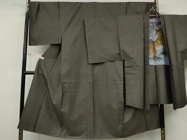■■■　サイズ　■■■ 【着物】 身丈 145cm（肩から） 裄丈 71.5cm 袖丈 49cm　縫込み 7cm 袖幅 37cm 前幅 26.5cm 後幅 32.5cm 着物縫いこみ 内揚げ 10cm 裄 お袖側 約2cm　身頃側 約4cm 【羽織】 身丈 94cm（肩から） 裄丈 72cm 袖丈 49cm　縫込み 6cm 袖幅 37.5cm 前幅 20cm 後幅 32cm 裄 お袖側 約2.5cm　身頃側 約4cm ■■■　商品詳細　■■■ 【正絹】 状態は特に目立ったシミ汚れなどもなく大変良い状態です。 大変上質な逸品になります。 お安く出品致しますので、是非この機会にいかがでしょうか？ ■■■　注意事項　■■■ ■モニター発色の具合により色合いが異なる場合がございます。 ■寸法は多少の誤差が生じる場合がございますのでご了承ください。 ■縫込みの長さが左右非対称の場合は短い部分を記載しております。 左右非対称であってもご返品・お値引き等の保証は出来かねますので、ご了承の上ご購入をお願い致します。 ■シミ等のチェックには注意を払っておりますが、見落としがある場合もございますし、個人の見解も様々ですので神経質な方のご購入はお控えください。 ■箪笥に入っておりました着物や帯なので畳みシワや匂いがあるものもございます。 ■お休みは基本的に土日祝となりますが、その他臨時でお休みする場合がございますのでご了承ください。 ■商品の発送は平日のみの発送となります。 ■夜間と土曜、日曜日はお問い合わせの回答が遅れる場合がございます。 ■当店では、お直し、紋入れ、お手入れ等は承っておりません。 ■生地の状態（ヤケ、経年劣化等）によってはサイズ直しが出来ない場合がございます。 その点もどうかご了承のうえ、ご購入をお願いいたします。 ■弊社で取り扱う商品は一点ものにつき、時期や在庫状況に応じて金額が変更となる場合がございます。 ■検針は行っておりません。予めご了承いただきますようお願いいたします。 ■【洗える着物】と記載のある商品におきましては、商品お届け後に洗濯を行ってしまってからのご返品にはご対応しかねます。 念の為、専門店でのお手入れをお願いいたします。 ■写真に写っている物が全てになります。それ以外の付属品はございませんのでご了承ください。 ■状態に関する写真につきましては、掲載可能な写真枚数に限りがあるため、各箇所につき1枚参考画像を掲載しております。 ■着物のサイズ目安は下記を参考ください↓ ＜女性着物＞　お端折り次第で＋5cm　−1cmが着用可能サイズ 　例）身丈170cmの場合、身長160cm〜175cm ＜男性着物＞　身丈＋約25cm〜27cm程が適応身長 　例）身丈155cmの場合、身長180〜182cm