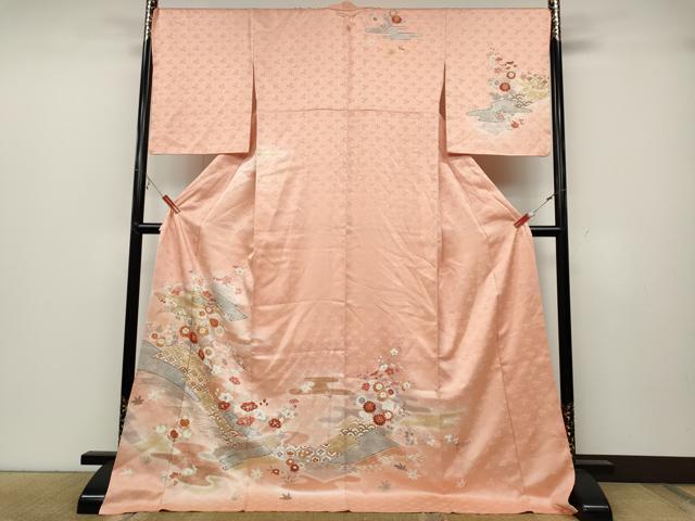 ■■■　サイズ　■■■ 身丈 175cm（肩から） 裄丈 69cm 袖丈 53cm　縫込み 6cm 袖幅 36cm 前幅 24cm 後幅 30cm 着物縫いこみ 内揚げ 0cm 裄 お袖側 約0cm　身頃側 約3cm ■■■　商品詳細　■■■ 【正絹・一つ紋】 状態は特に目立ったシミ汚れなどもなく大変良い状態です。 大変上質な逸品になります。 お安く出品致しますので、是非この機会にいかがでしょうか？ ■■■　注意事項　■■■ ■モニター発色の具合により色合いが異なる場合がございます。 ■寸法は多少の誤差が生じる場合がございますのでご了承ください。 ■縫込みの長さが左右非対称の場合は短い部分を記載しております。 左右非対称であってもご返品・お値引き等の保証は出来かねますので、ご了承の上ご購入をお願い致します。 ■シミ等のチェックには注意を払っておりますが、見落としがある場合もございますし、個人の見解も様々ですので神経質な方のご購入はお控えください。 ■箪笥に入っておりました着物や帯なので畳みシワや匂いがあるものもございます。 ■お休みは基本的に土日祝となりますが、その他臨時でお休みする場合がございますのでご了承ください。 ■商品の発送は平日のみの発送となります。 ■夜間と土曜、日曜日はお問い合わせの回答が遅れる場合がございます。 ■当店では、お直し、紋入れ、お手入れ等は承っておりません。 ■生地の状態（ヤケ、経年劣化等）によってはサイズ直しが出来ない場合がございます。 その点もどうかご了承のうえ、ご購入をお願いいたします。 ■弊社で取り扱う商品は一点ものにつき、時期や在庫状況に応じて金額が変更となる場合がございます。 ■検針は行っておりません。予めご了承いただきますようお願いいたします。 ■【洗える着物】と記載のある商品におきましては、商品お届け後に洗濯を行ってしまってからのご返品にはご対応しかねます。 念の為、専門店でのお手入れをお願いいたします。 ■着物のサイズ目安は下記を参考ください↓ ＜女性着物＞　お端折り次第で＋5cm　−1cmが着用可能サイズ 　例）身丈170cmの場合、身長160cm〜175cm ＜男性着物＞　身丈＋約25cm〜27cm程が適応身長 　例）身丈155cmの場合、身長180〜182cm