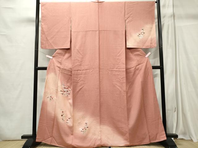 ■■■　サイズ　■■■ 身丈 165.5cm（肩から） 裄丈 67cm 袖丈 56cm　縫込み 3cm 袖幅 34cm 前幅 24.5cm 後幅 30cm 着物縫いこみ 内揚げ 4cm 裄 お袖側 約1.5cm　身頃側 約2cm ■■■　商品詳細　■■■ 【正絹】 状態は画像を添付しておりますので、そちらをご確認下さいますよう宜しくお願い致します。 大変上質な逸品になります。 お安く出品致しますので、是非この機会にいかがでしょうか？ ■■■　注意事項　■■■ ■モニター発色の具合により色合いが異なる場合がございます。 ■寸法は多少の誤差が生じる場合がございますのでご了承ください。 ■縫込みの長さが左右非対称の場合は短い部分を記載しております。 左右非対称であってもご返品・お値引き等の保証は出来かねますので、ご了承の上ご購入をお願い致します。 ■シミ等のチェックには注意を払っておりますが、見落としがある場合もございますし、個人の見解も様々ですので神経質な方のご購入はお控えください。 ■箪笥に入っておりました着物や帯なので畳みシワや匂いがあるものもございます。 ■お休みは基本的に土日祝となりますが、その他臨時でお休みする場合がございますのでご了承ください。 ■商品の発送は平日のみの発送となります。 ■夜間と土曜、日曜日はお問い合わせの回答が遅れる場合がございます。 ■当店では、お直し、紋入れ、お手入れ等は承っておりません。 ■生地の状態（ヤケ、経年劣化等）によってはサイズ直しが出来ない場合がございます。 その点もどうかご了承のうえ、ご購入をお願いいたします。 ■弊社で取り扱う商品は一点ものにつき、時期や在庫状況に応じて金額が変更となる場合がございます。 ■検針は行っておりません。予めご了承いただきますようお願いいたします。 ■【洗える着物】と記載のある商品におきましては、商品お届け後に洗濯を行ってしまってからのご返品にはご対応しかねます。 念の為、専門店でのお手入れをお願いいたします。 ■着物のサイズ目安は下記を参考ください↓ ＜女性着物＞　お端折り次第で＋5cm　−1cmが着用可能サイズ 　例）身丈170cmの場合、身長160cm〜175cm ＜男性着物＞　身丈＋約25cm〜27cm程が適応身長 　例）身丈155cmの場合、身長180〜182cm