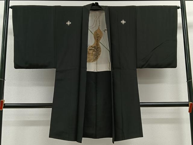 ■■■　サイズ　■■■ 身丈 100cm（肩から） 裄丈 64cm 袖丈 50.5cm　縫込み 3.5cm 袖幅 32.5cm 前幅 19cm 後幅 30.5cm 裄 お袖側 約3.5cm　身頃側 約4cm ■■■　商品詳細　■■■ 【正絹・五つ紋】 状態は接写画像のように羽裏に汚れがございますが その他特に目立ったシミ汚れなどもなく大変良い状態です。 大変上質な逸品になります。 お安く出品致しますので、是非この機会にいかがでしょうか？ ■■■　注意事項　■■■ ■モニター発色の具合により色合いが異なる場合がございます。 ■寸法は多少の誤差が生じる場合がございますのでご了承ください。 ■縫込みの長さが左右非対称の場合は短い部分を記載しております。 左右非対称であってもご返品・お値引き等の保証は出来かねますので、ご了承の上ご購入をお願い致します。 ■シミ等のチェックには注意を払っておりますが、見落としがある場合もございますし、個人の見解も様々ですので神経質な方のご購入はお控えください。 ■箪笥に入っておりました着物や帯なので畳みシワや匂いがあるものもございます。 ■お休みは基本的に土日祝となりますが、その他臨時でお休みする場合がございますのでご了承ください。 ■商品の発送は平日のみの発送となります。 ■夜間と土曜、日曜日はお問い合わせの回答が遅れる場合がございます。 ■当店では、お直し、紋入れ、お手入れ等は承っておりません。 ■生地の状態（ヤケ、経年劣化等）によってはサイズ直しが出来ない場合がございます。 その点もどうかご了承のうえ、ご購入をお願いいたします。 ■弊社で取り扱う商品は一点ものにつき、時期や在庫状況に応じて金額が変更となる場合がございます。 ■検針は行っておりません。予めご了承いただきますようお願いいたします。 ■【洗える着物】と記載のある商品におきましては、商品お届け後に洗濯を行ってしまってからのご返品にはご対応しかねます。 念の為、専門店でのお手入れをお願いいたします。 ■着物のサイズ目安は下記を参考ください↓ ＜女性着物＞　お端折り次第で＋5cm　−1cmが着用可能サイズ 　例）身丈170cmの場合、身長160cm〜175cm ＜男性着物＞　身丈＋約25cm〜27cm程が適応身長 　例）身丈155cmの場合、身長180〜182cm