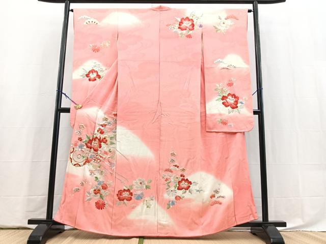 ■■■　サイズ　■■■ 身丈 160cm（肩から） 裄丈 63cm 袖丈 93.5cm　縫込み 10cm 袖幅 32.5cm 前幅 23.5cm 後幅 30cm 着物縫いこみ 内揚げ 0cm 裄 お袖側 約0cm　身頃側 約0cm ■■■　商品詳細　■■■ 【正絹】 状態は画像を添付しておりますので、そちらをご確認下さいますよう宜しくお願い致します。 大変上質な逸品になりますのでぜひお手入れをされてお召しになられてはいかがでしょうか。 お安く出品致しますので、是非この機会にいかがでしょうか？ ■■■　注意事項　■■■ ■モニター発色の具合により色合いが異なる場合がございます。 ■寸法は多少の誤差が生じる場合がございますのでご了承ください。 ■縫込みの長さが左右非対称の場合は短い部分を記載しております。 左右非対称であってもご返品・お値引き等の保証は出来かねますので、ご了承の上ご購入をお願い致します。 ■シミ等のチェックには注意を払っておりますが、見落としがある場合もございますし、個人の見解も様々ですので神経質な方のご購入はお控えください。 ■箪笥に入っておりました着物や帯なので畳みシワや匂いがあるものもございます。 ■お休みは基本的に土日祝となりますが、その他臨時でお休みする場合がございますのでご了承ください。 ■商品の発送は平日のみの発送となります。 ■夜間と土曜、日曜日はお問い合わせの回答が遅れる場合がございます。 ■当店では、お直し、紋入れ、お手入れ等は承っておりません。 ■生地の状態（ヤケ、経年劣化等）によってはサイズ直しが出来ない場合がございます。 その点もどうかご了承のうえ、ご購入をお願いいたします。 ■弊社で取り扱う商品は一点ものにつき、時期や在庫状況に応じて金額が変更となる場合がございます。 ■検針は行っておりません。予めご了承いただきますようお願いいたします。 ■【洗える着物】と記載のある商品におきましては、商品お届け後に洗濯を行ってしまってからのご返品にはご対応しかねます。 念の為、専門店でのお手入れをお願いいたします。 ■写真に写っている物が全てになります。それ以外の付属品はございませんのでご了承ください。 ■状態に関する写真につきましては、掲載可能な写真枚数に限りがあるため、各箇所につき1枚参考画像を掲載しております。 ■着物のサイズ目安は下記を参考ください↓ ＜女性着物＞　お端折り次第で＋5cm　−1cmが着用可能サイズ 　例）身丈170cmの場合、身長160cm〜175cm ＜男性着物＞　身丈＋約25cm〜27cm程が適応身長 　例）身丈155cmの場合、身長180〜182cm