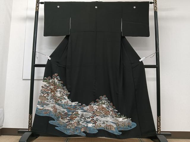 ■■■　サイズ　■■■ 身丈 157.5cm（肩から） 裄丈 62cm 袖丈 43cm　縫込み 7cm 袖幅 32cm 前幅 24.5cm 後幅 29.5cm 着物縫いこみ 内揚げ 6.5cm 裄 お袖側 約2.5cm　身頃側 約3.5cm ■■■　商品詳細　■■■ 【正絹・五つ紋・比翼仕立て】 状態は画像を添付しておりますので、そちらをご確認下さいますよう宜しくお願い致します。 大変上質な逸品になります。 お安く出品致しますので、是非この機会にいかがでしょうか？ ■■■　注意事項　■■■ ■モニター発色の具合により色合いが異なる場合がございます。 ■寸法は多少の誤差が生じる場合がございますのでご了承ください。 ■縫込みの長さが左右非対称の場合は短い部分を記載しております。 左右非対称であってもご返品・お値引き等の保証は出来かねますので、ご了承の上ご購入をお願い致します。 ■シミ等のチェックには注意を払っておりますが、見落としがある場合もございますし、個人の見解も様々ですので神経質な方のご購入はお控えください。 ■箪笥に入っておりました着物や帯なので畳みシワや匂いがあるものもございます。 ■お休みは基本的に土日祝となりますが、その他臨時でお休みする場合がございますのでご了承ください。 ■商品の発送は平日のみの発送となります。 ■夜間と土曜、日曜日はお問い合わせの回答が遅れる場合がございます。 ■当店では、お直し、紋入れ、お手入れ等は承っておりません。 ■生地の状態（ヤケ、経年劣化等）によってはサイズ直しが出来ない場合がございます。 その点もどうかご了承のうえ、ご購入をお願いいたします。 ■弊社で取り扱う商品は一点ものにつき、時期や在庫状況に応じて金額が変更となる場合がございます。 ■検針は行っておりません。予めご了承いただきますようお願いいたします。 ■【洗える着物】と記載のある商品におきましては、商品お届け後に洗濯を行ってしまってからのご返品にはご対応しかねます。 念の為、専門店でのお手入れをお願いいたします。 ■着物のサイズ目安は下記を参考ください↓ ＜女性着物＞　お端折り次第で＋5cm　−1cmが着用可能サイズ 　例）身丈170cmの場合、身長160cm〜175cm ＜男性着物＞　身丈＋約25cm〜27cm程が適応身長 　例）身丈155cmの場合、身長180〜182cm