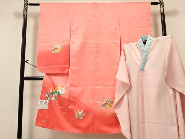 ■■■　サイズ　■■■ 【祝着】 身丈 128.5cm（肩から） 裄丈 57cm（肩上げ　0cm） 袖丈 73cm　縫込み 2cm 袖幅 32.5cm 前幅 19cm 後幅 24.5cm 着物縫いこみ 内揚げ 0cm （腰上げ　0cm） 裄 お袖側 約1cm　身頃側 約0cm 【長襦袢】 身丈 98.5cm（肩から） 裄丈 57cm（肩上げ　0cm） 袖丈 73.5cm　縫込み 1cm 袖幅 31.5cm 前幅 26cm 後幅 25cm 着物縫いこみ 内揚げ 0cm （腰上げ　0cm） 裄 お袖側 約3.5cm　身頃側 約0cm ■■■　商品詳細　■■■ 着物【化繊・重ね衿：取り外し可能】の 状態は接写画像のように表地にヤケがございます。 長襦袢【化繊】の 状態は特に目立ったシミ汚れなどもなく大変良い状態です。 気になる方はお手入れをされてお召しになられてはいかがでしょうか。 お安く出品致しますので、是非この機会にいかがでしょうか？ ※ご自身で洗濯された場合の保証はできかねます。専門店にご相談ください。 ※着物・襦袢共に肩上げと腰上げがされておりません。 ※長襦袢の袖丈が着物よりも大きい仕立てになっておりますので、ご確認の上ご入札くださいませ。 ■■■　注意事項　■■■ ■モニター発色の具合により色合いが異なる場合がございます。 ■寸法は多少の誤差が生じる場合がございますのでご了承ください。 ■縫込みの長さが左右非対称の場合は短い部分を記載しております。 左右非対称であってもご返品・お値引き等の保証は出来かねますので、ご了承の上ご購入をお願い致します。 ■シミ等のチェックには注意を払っておりますが、見落としがある場合もございますし、個人の見解も様々ですので神経質な方のご購入はお控えください。 ■箪笥に入っておりました着物や帯なので畳みシワや匂いがあるものもございます。 ■お休みは基本的に土日祝となりますが、その他臨時でお休みする場合がございますのでご了承ください。 ■商品の発送は平日のみの発送となります。 ■夜間と土曜、日曜日はお問い合わせの回答が遅れる場合がございます。 ■当店では、お直し、紋入れ、お手入れ等は承っておりません。 ■生地の状態（ヤケ、経年劣化等）によってはサイズ直しが出来ない場合がございます。 その点もどうかご了承のうえ、ご購入をお願いいたします。 ■弊社で取り扱う商品は一点ものにつき、時期や在庫状況に応じて金額が変更となる場合がございます。 ■検針は行っておりません。予めご了承いただきますようお願いいたします。 ■【洗える着物】と記載のある商品におきましては、商品お届け後に洗濯を行ってしまってからのご返品にはご対応しかねます。 念の為、専門店でのお手入れをお願いいたします。 ■着物のサイズ目安は下記を参考ください↓ ＜女性着物＞　お端折り次第で＋5cm　−1cmが着用可能サイズ 　例）身丈170cmの場合、身長160cm〜175cm ＜男性着物＞　身丈＋約25cm〜27cm程が適応身長 　例）身丈155cmの場合、身長180〜182cm