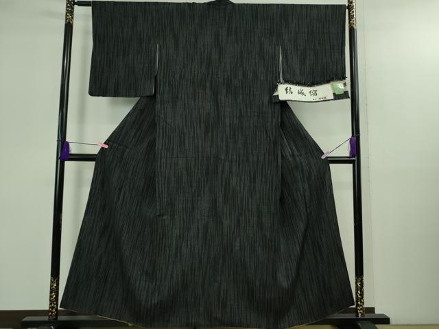 平和屋の平和屋着物●極上　結城縮　染の近江謹製　縞　黒地　結城屋　証紙付き　逸品　DZAB2796kh6｜アングル2